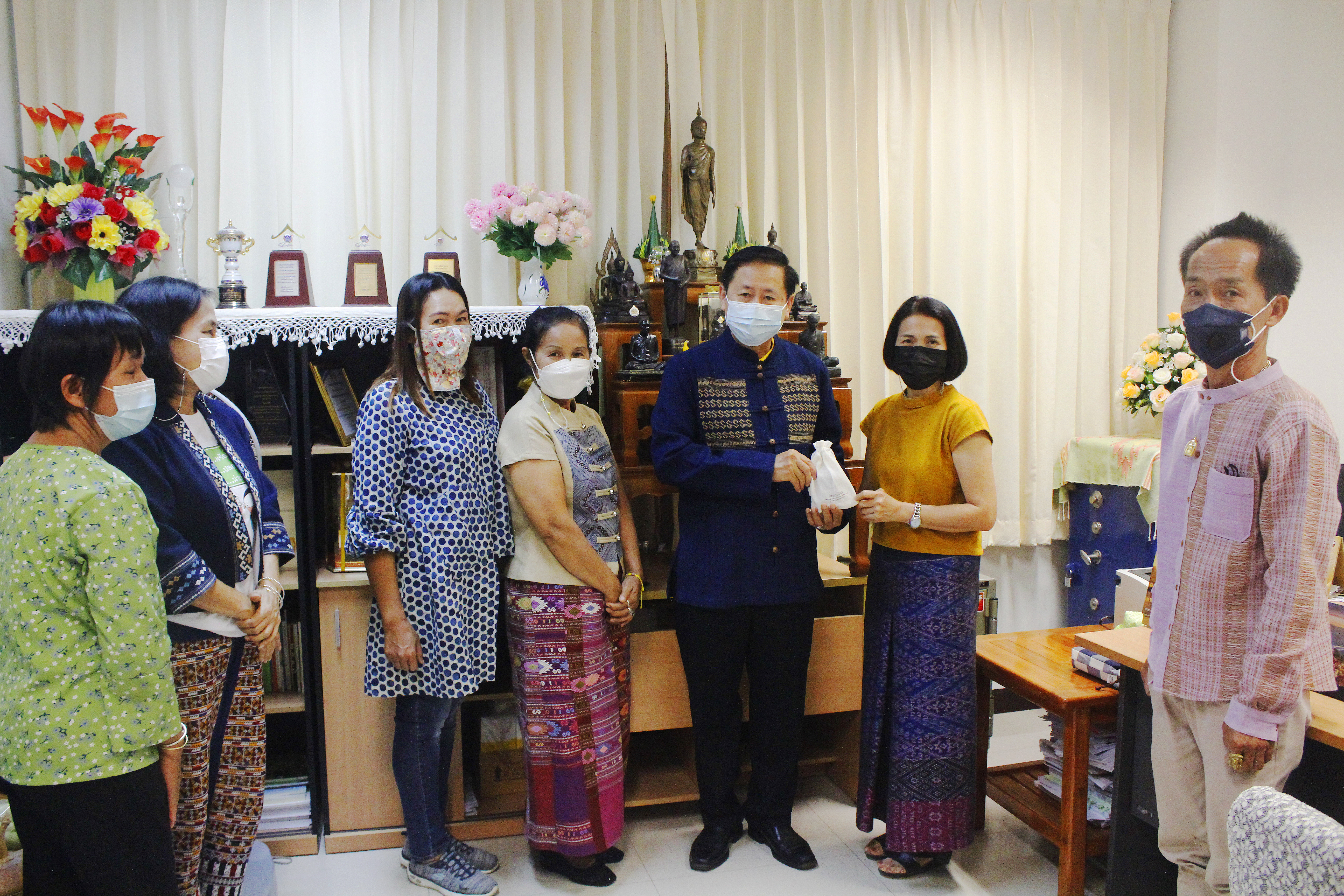 @ที่นี่เมืองน่าน@ เครือข่าย OTOP น่าน มอบกระเช้าของขวัญสวัสดีปีใหม่ 2565 แก่ผู้บริหาร สพจ.น่าน