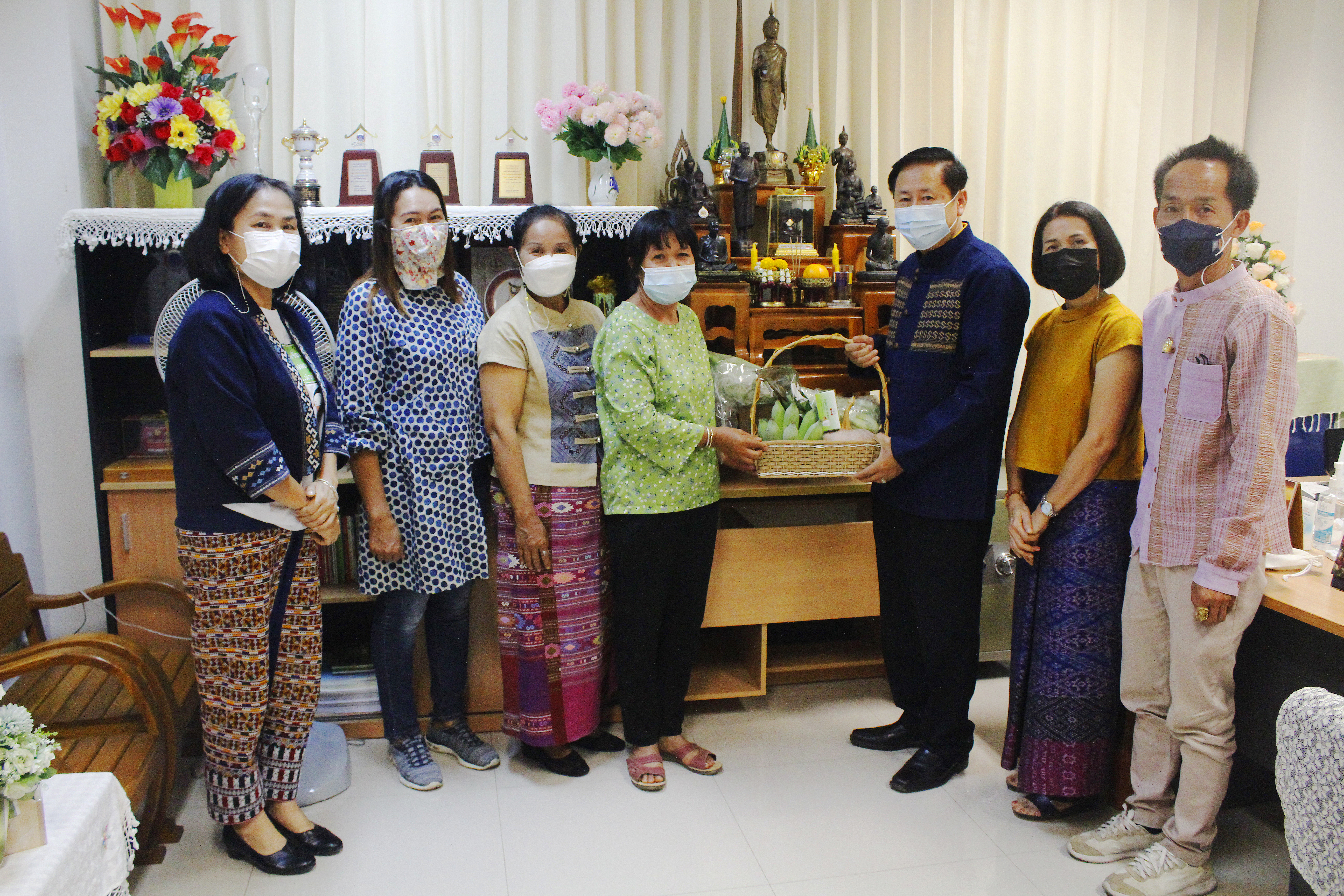 @ที่นี่เมืองน่าน@ เครือข่าย OTOP น่าน มอบกระเช้าของขวัญสวัสดีปีใหม่ 2565 แก่ผู้บริหาร สพจ.น่าน