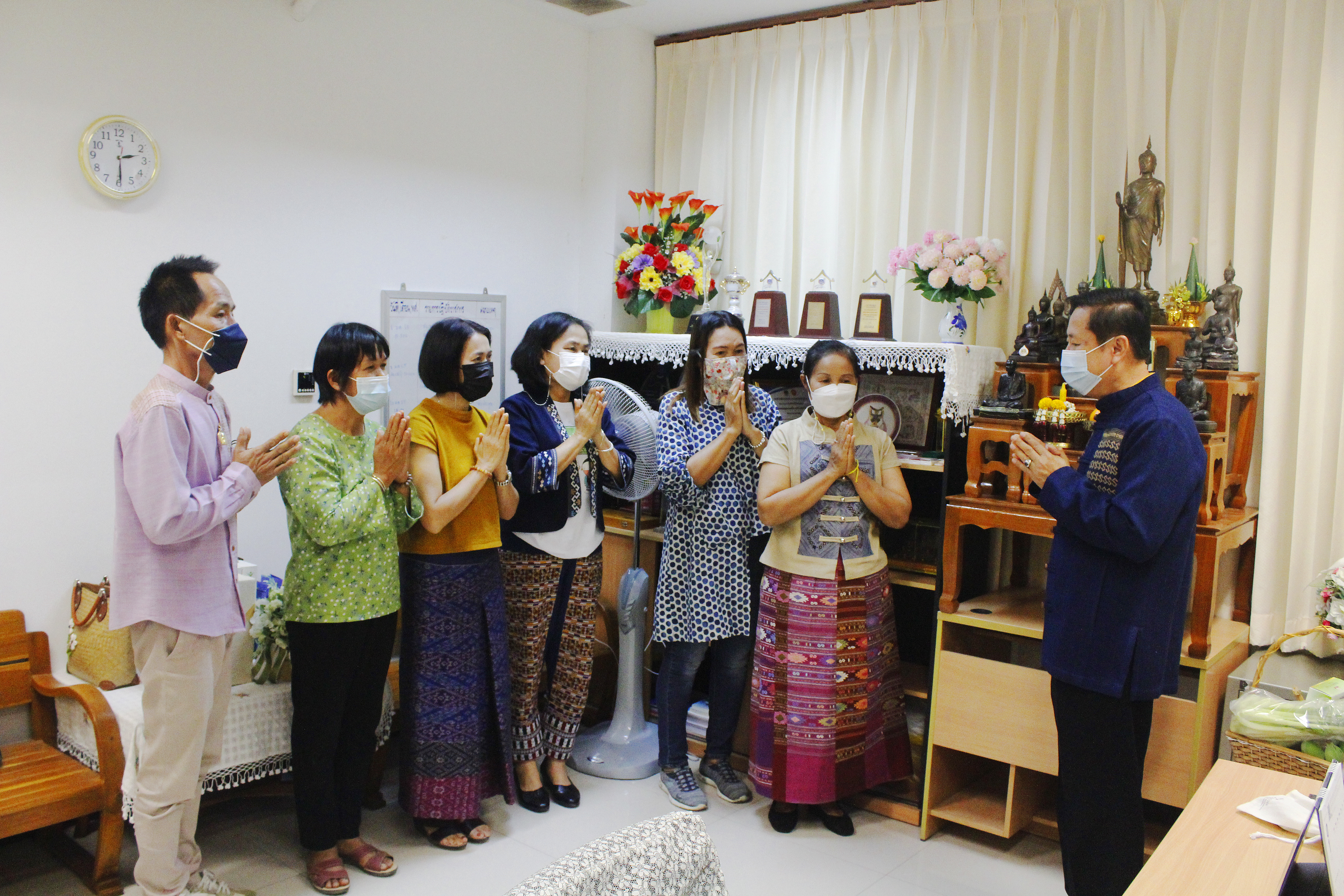 @ที่นี่เมืองน่าน@ เครือข่าย OTOP น่าน มอบกระเช้าของขวัญสวัสดีปีใหม่ 2565 แก่ผู้บริหาร สพจ.น่าน
