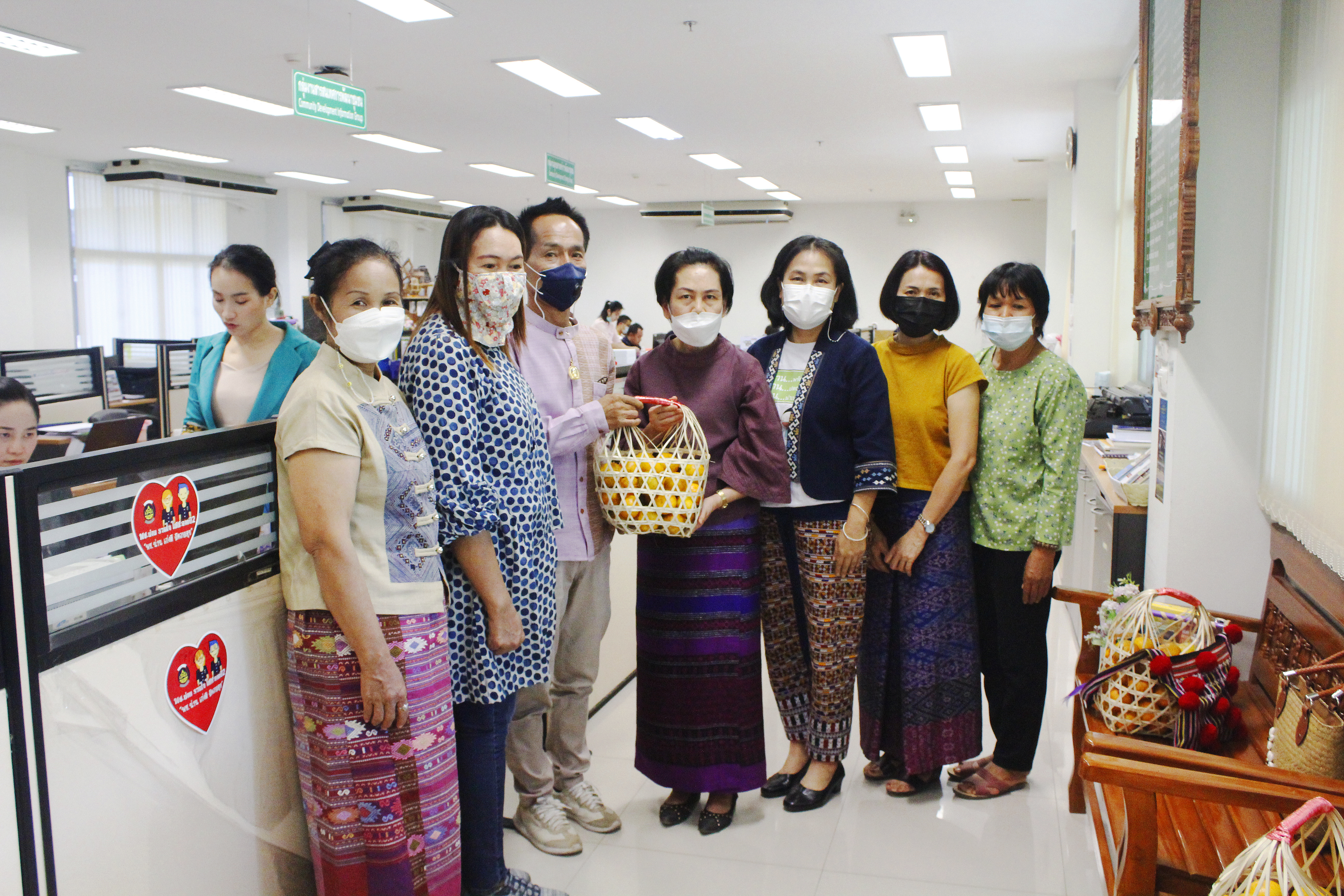 @ที่นี่เมืองน่าน@ เครือข่าย OTOP น่าน มอบกระเช้าของขวัญสวัสดีปีใหม่ 2565 แก่ผู้บริหาร สพจ.น่าน