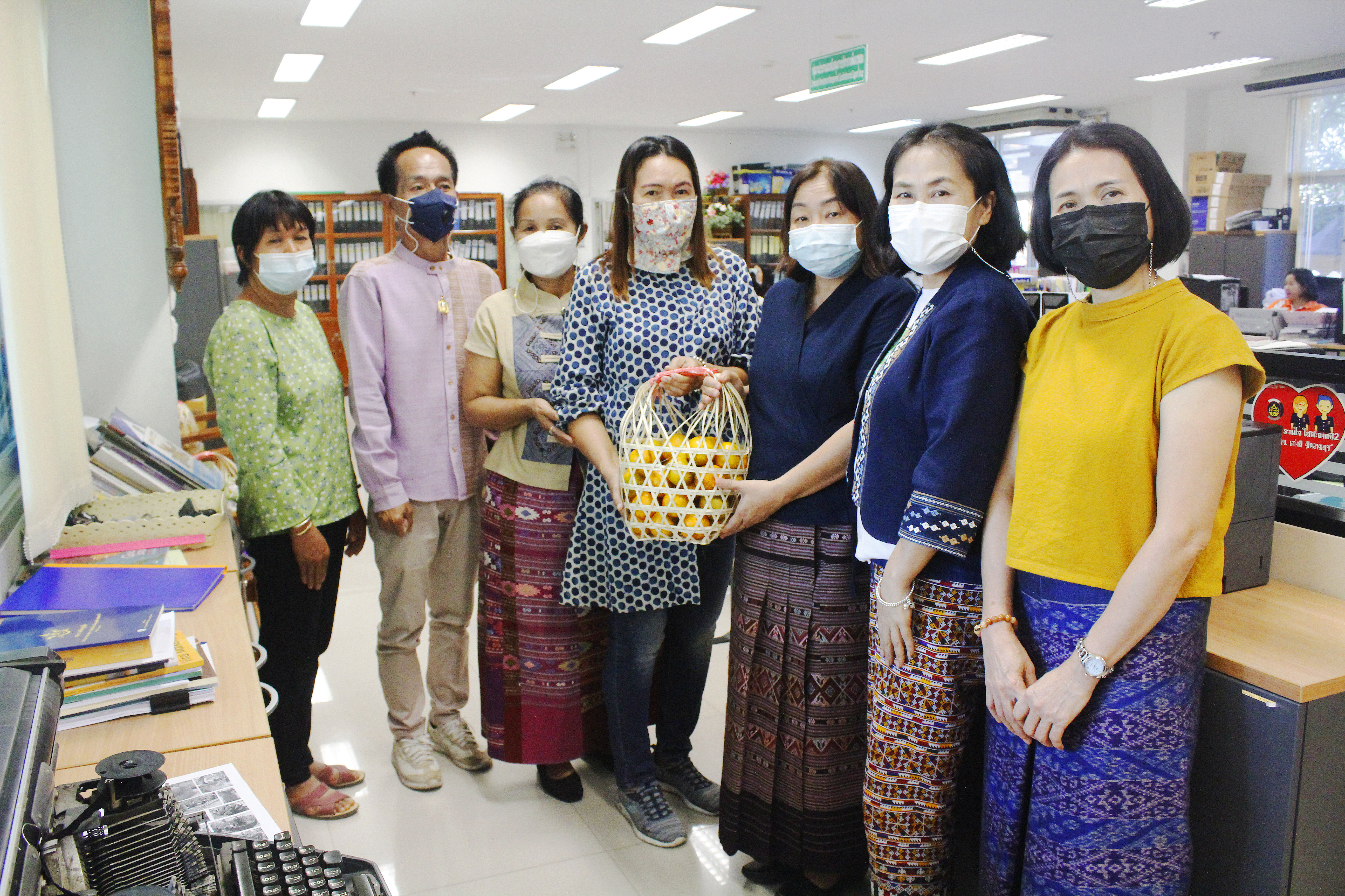 @ที่นี่เมืองน่าน@ เครือข่าย OTOP น่าน มอบกระเช้าของขวัญสวัสดีปีใหม่ 2565 แก่ผู้บริหาร สพจ.น่าน