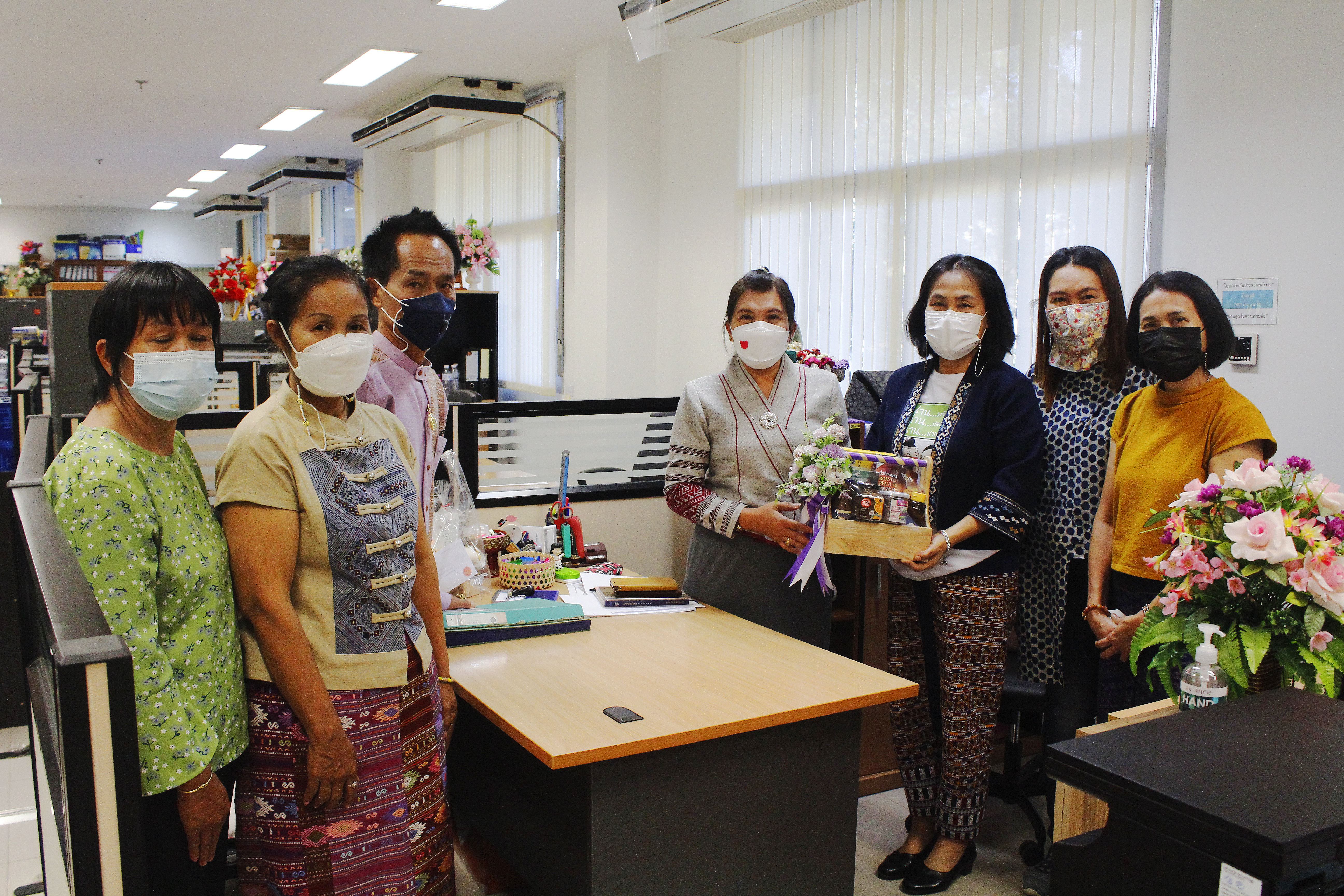 @ที่นี่เมืองน่าน@ เครือข่าย OTOP น่าน มอบกระเช้าของขวัญสวัสดีปีใหม่ 2565 แก่ผู้บริหาร สพจ.น่าน