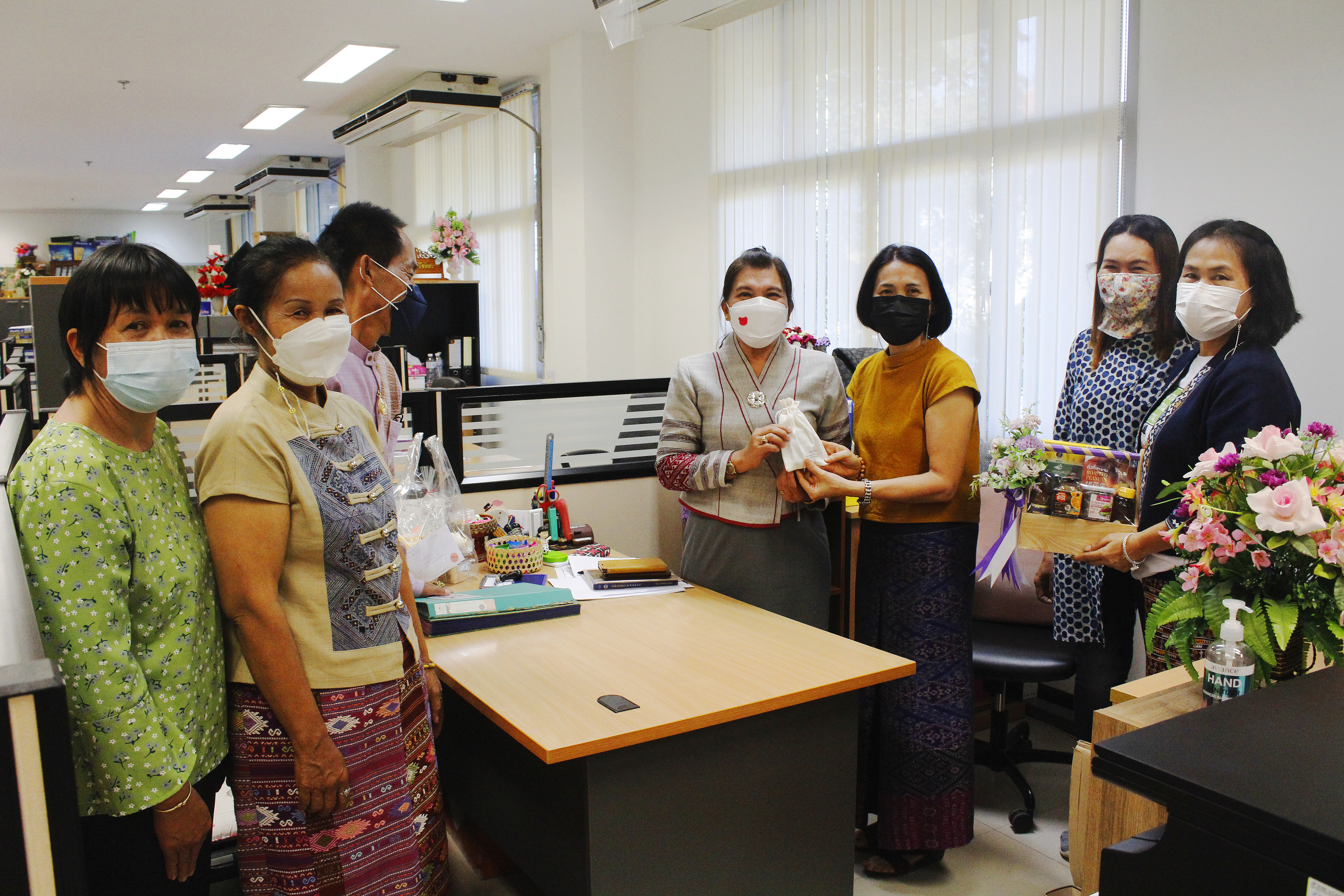 @ที่นี่เมืองน่าน@ เครือข่าย OTOP น่าน มอบกระเช้าของขวัญสวัสดีปีใหม่ 2565 แก่ผู้บริหาร สพจ.น่าน