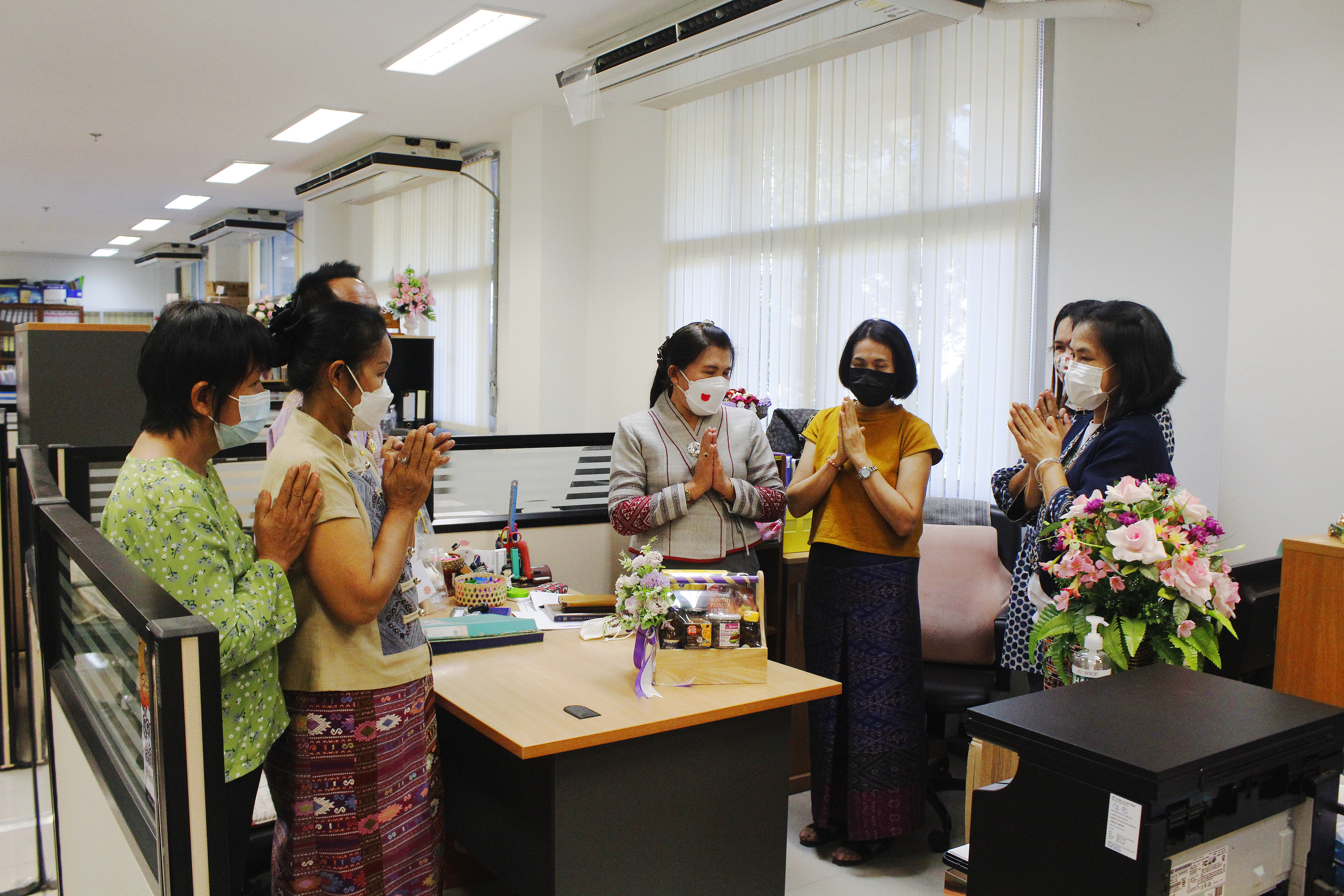 @ที่นี่เมืองน่าน@ เครือข่าย OTOP น่าน มอบกระเช้าของขวัญสวัสดีปีใหม่ 2565 แก่ผู้บริหาร สพจ.น่าน