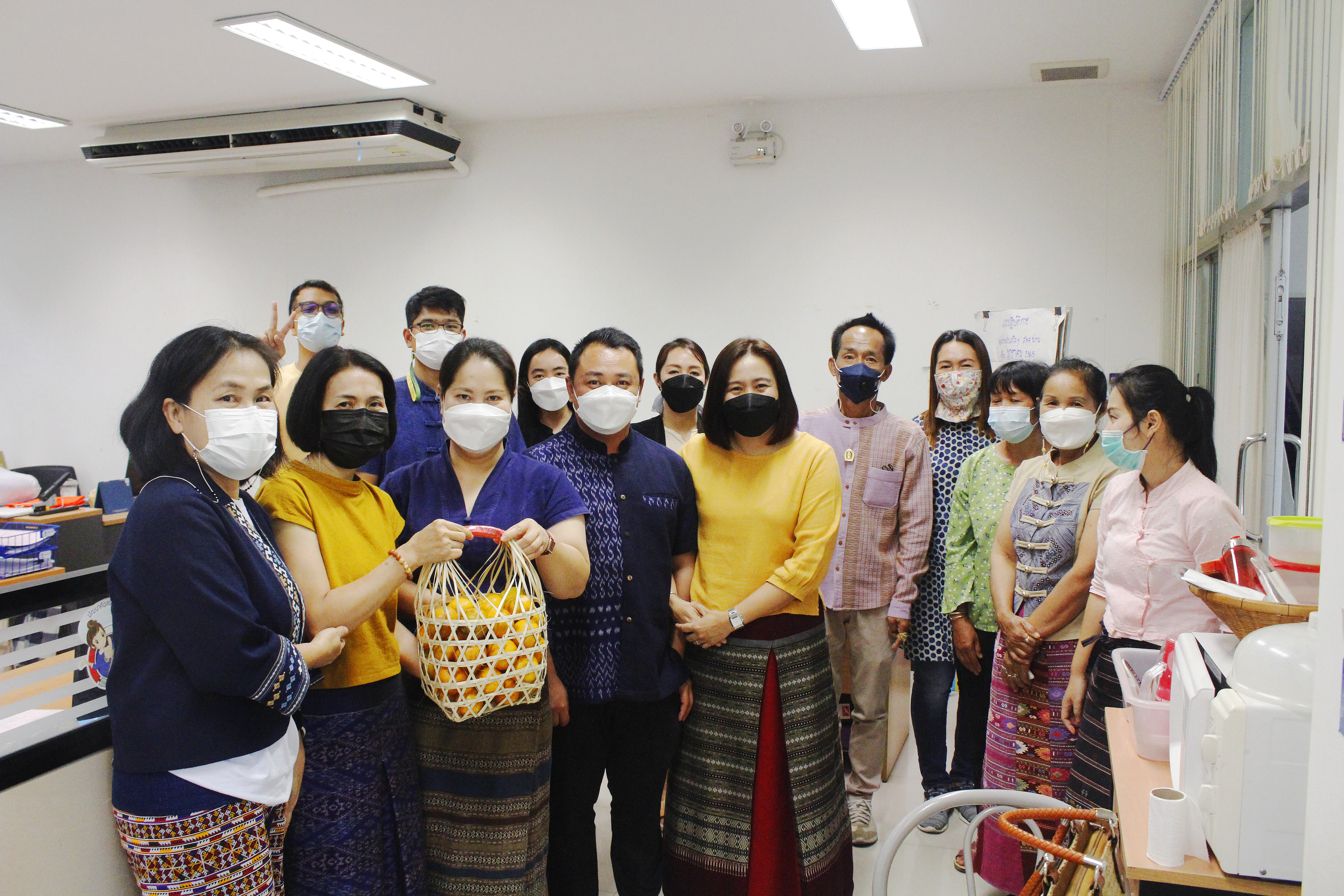 @ที่นี่เมืองน่าน@ เครือข่าย OTOP น่าน มอบกระเช้าของขวัญสวัสดีปีใหม่ 2565 แก่ผู้บริหาร สพจ.น่าน