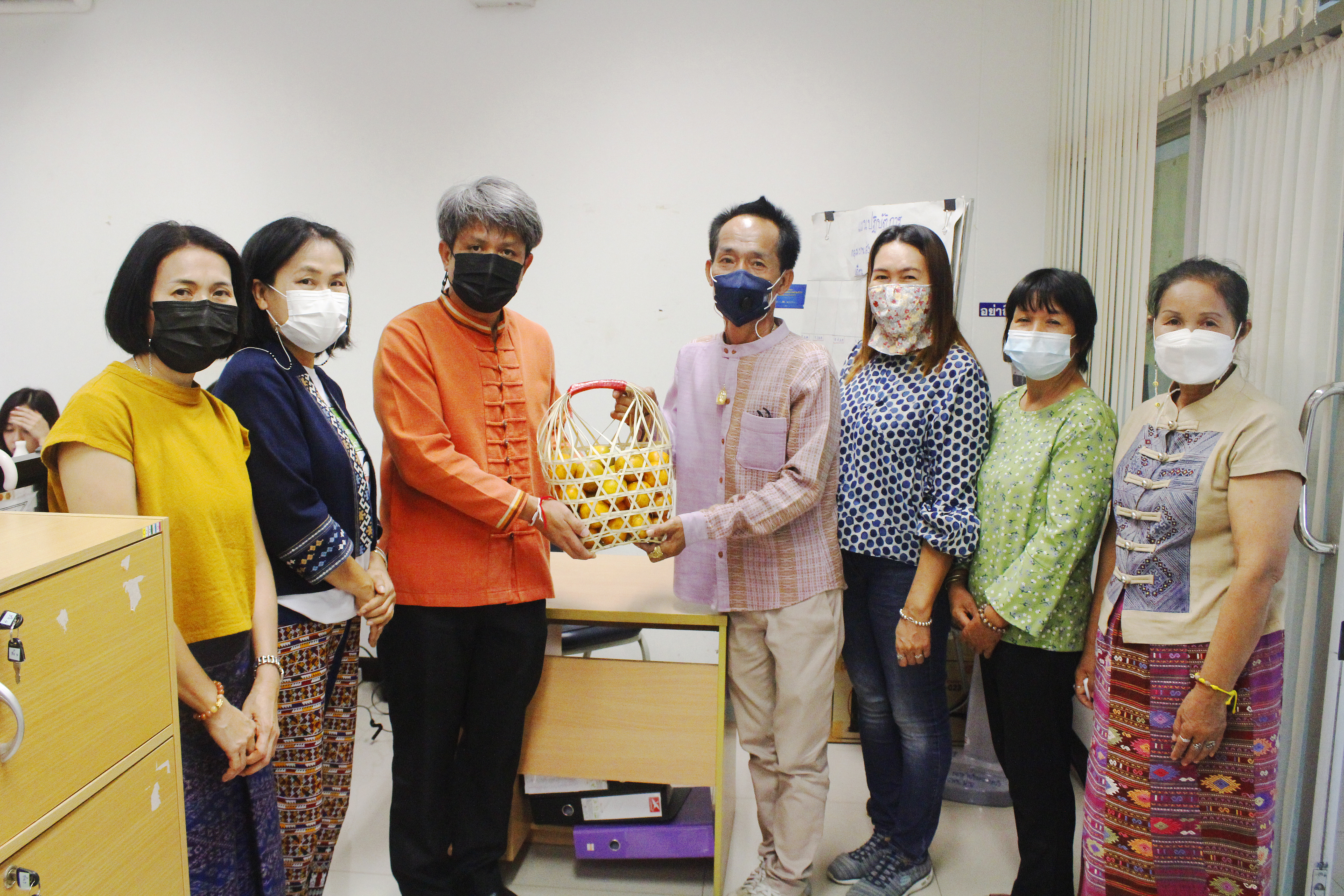 @ที่นี่เมืองน่าน@ เครือข่าย OTOP น่าน มอบกระเช้าของขวัญสวัสดีปีใหม่ 2565 แก่ผู้บริหาร สพจ.น่าน