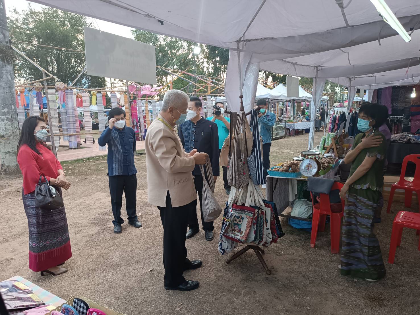 @ที่นี่เมืองน่าน@ พช.น่าน เปิดงานจัดแสดงและจำหน่ายผลิตภัณฑ์ OTOP สินค้าของสัมมาชีพ และผลผลิตทางการเกษตร ตามโครงการตลาดนัดคนไทยยิ้มได้