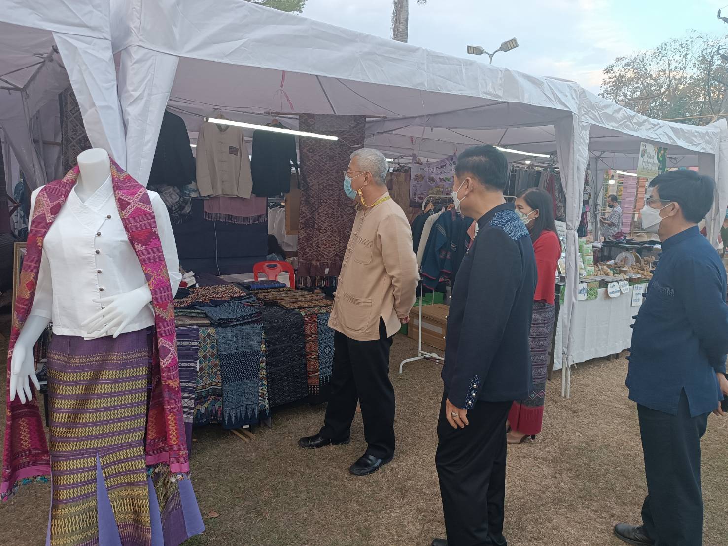 @ที่นี่เมืองน่าน@ พช.น่าน เปิดงานจัดแสดงและจำหน่ายผลิตภัณฑ์ OTOP สินค้าของสัมมาชีพ และผลผลิตทางการเกษตร ตามโครงการตลาดนัดคนไทยยิ้มได้