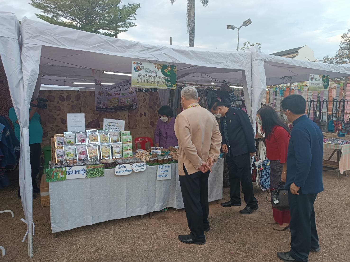 @ที่นี่เมืองน่าน@ พช.น่าน เปิดงานจัดแสดงและจำหน่ายผลิตภัณฑ์ OTOP สินค้าของสัมมาชีพ และผลผลิตทางการเกษตร ตามโครงการตลาดนัดคนไทยยิ้มได้