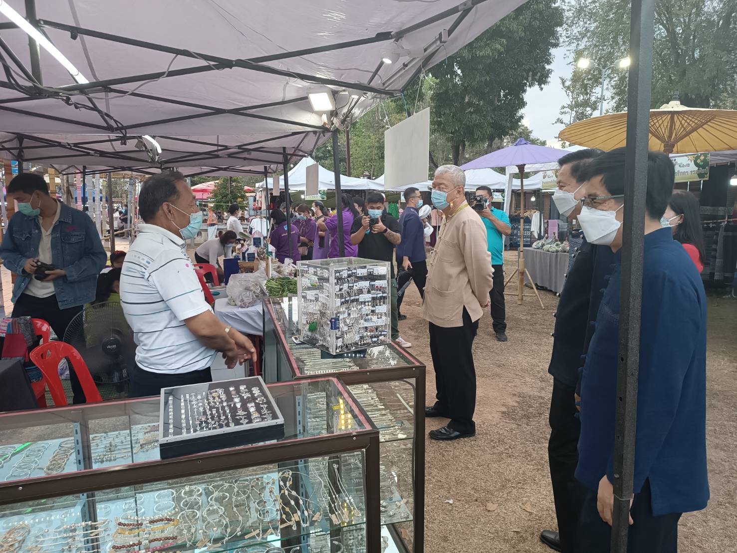 @ที่นี่เมืองน่าน@ พช.น่าน เปิดงานจัดแสดงและจำหน่ายผลิตภัณฑ์ OTOP สินค้าของสัมมาชีพ และผลผลิตทางการเกษตร ตามโครงการตลาดนัดคนไทยยิ้มได้