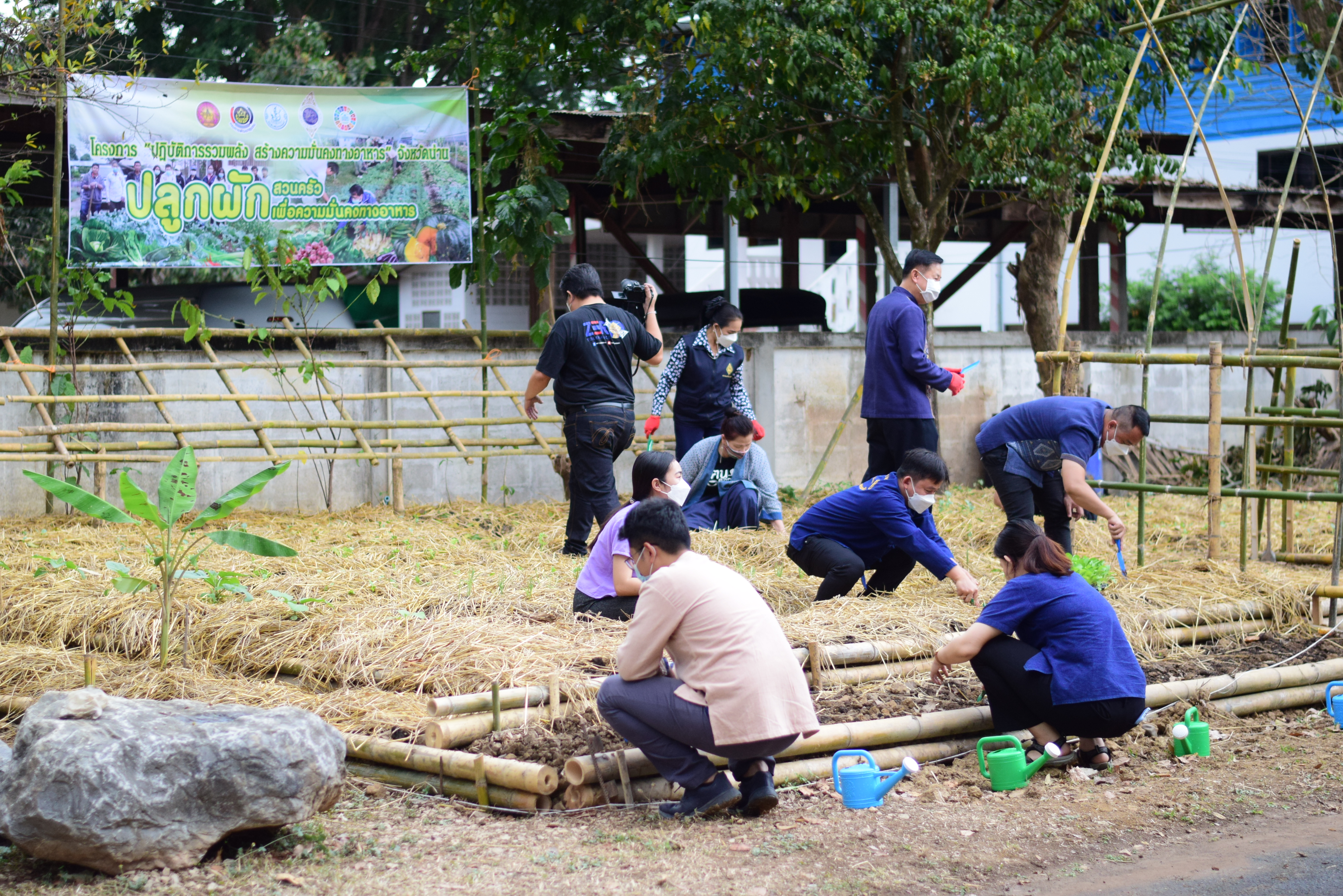 @ที่นี่เมืองน่าน@ “จวนผู้ว่ามีรักปลูกผักกินเอง”  พช.น่าน จัดกิจกรรม Kick off ปลูกผักสวนครัวสร้างความมั่นคงทางอาหาร ปฏิบัติการรวมพลัง สร้างความมั่นคงทางอาหาร