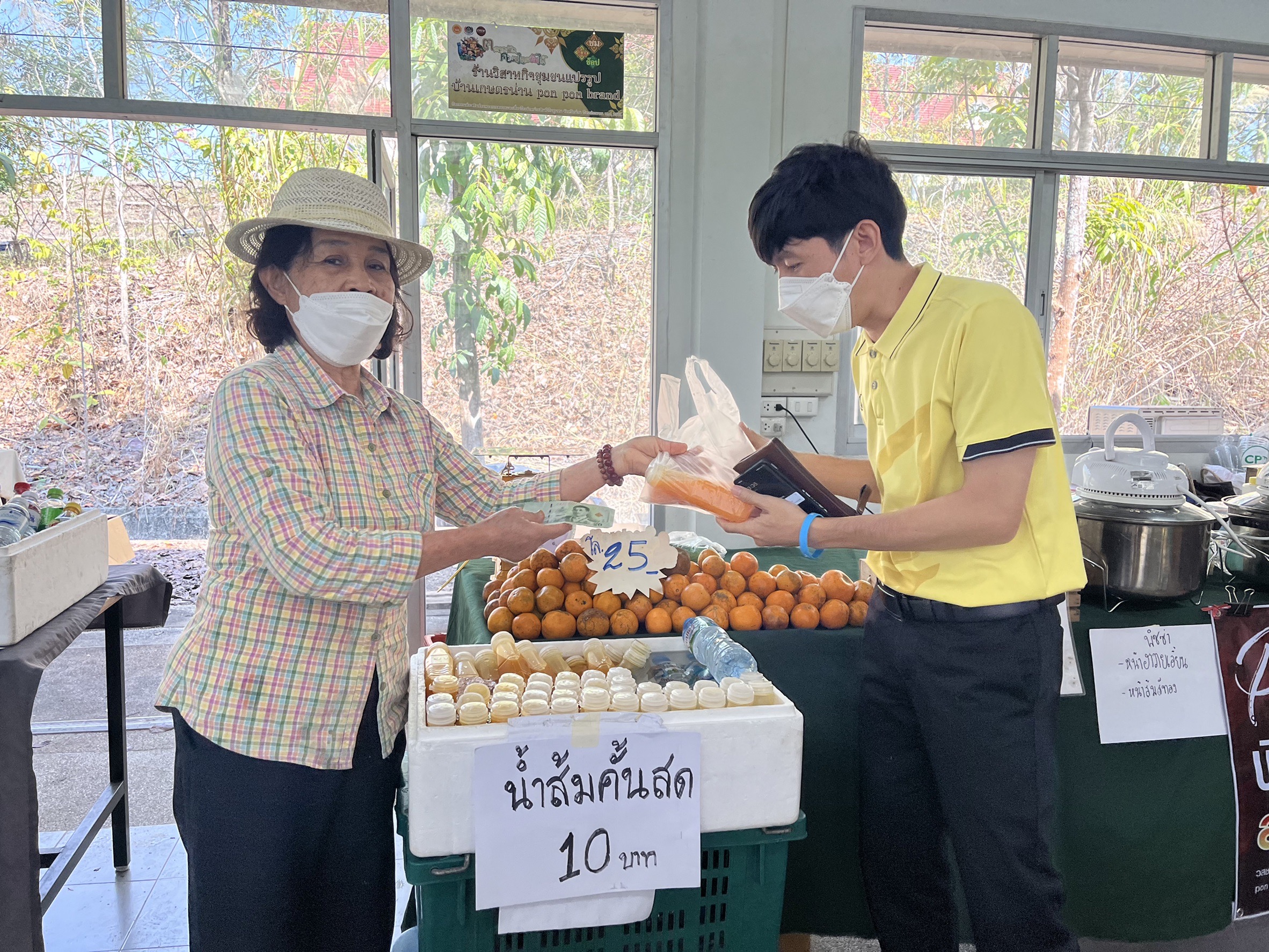 @ที่นี่เมืองน่าน@ พช.น่าน จัดแสดงและจำหน่ายผลิตภัณฑ์ OTOP สินค้าของสัมมาชีพ และผลผลิตทางการเกษตร ตามโครงการตลาดนัดคนไทยยิ้มได้