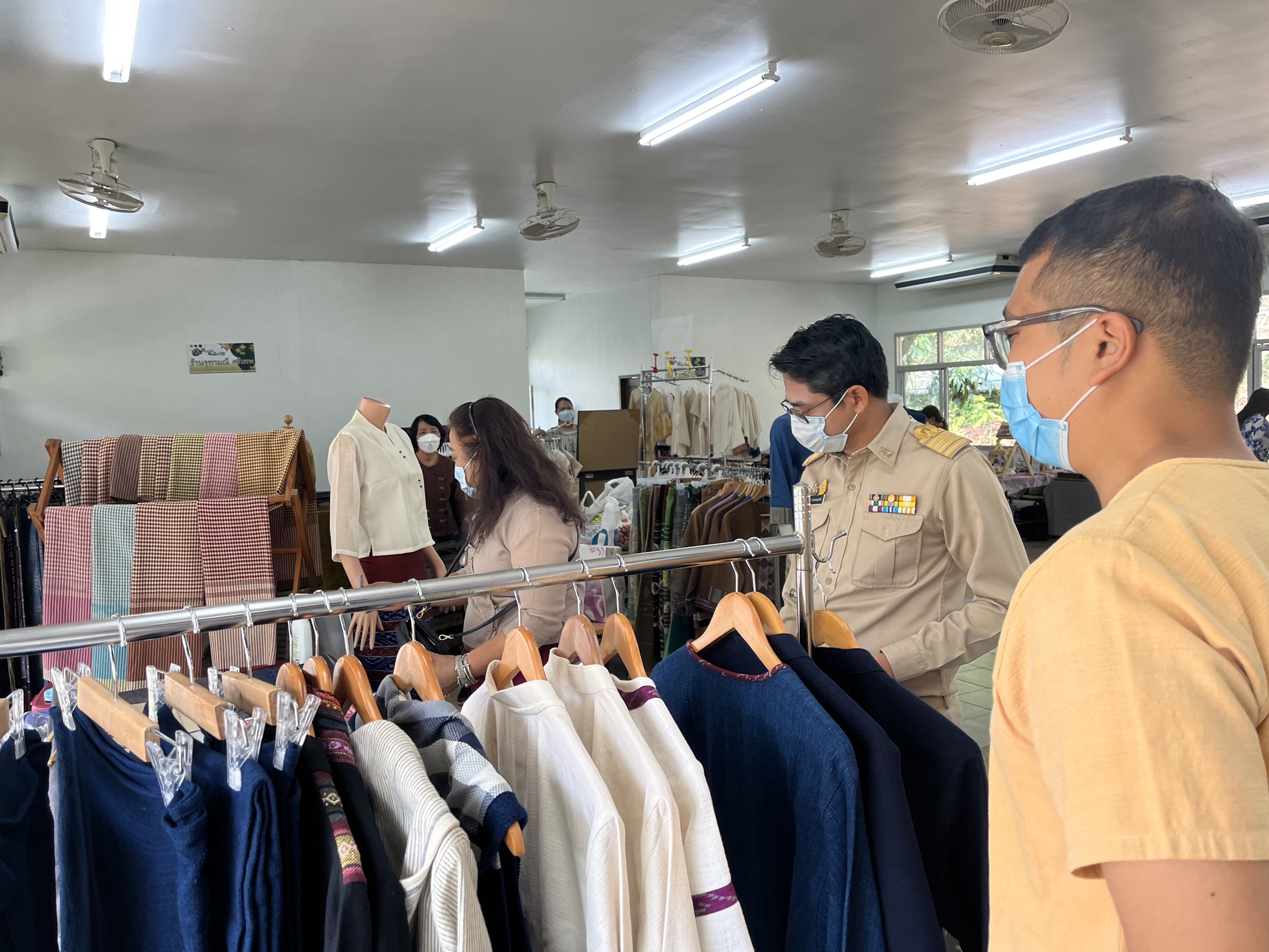 @ที่นี่เมืองน่าน@ พช.น่าน จัดแสดงและจำหน่ายผลิตภัณฑ์ OTOP สินค้าของสัมมาชีพ และผลผลิตทางการเกษตร ตามโครงการตลาดนัดคนไทยยิ้มได้