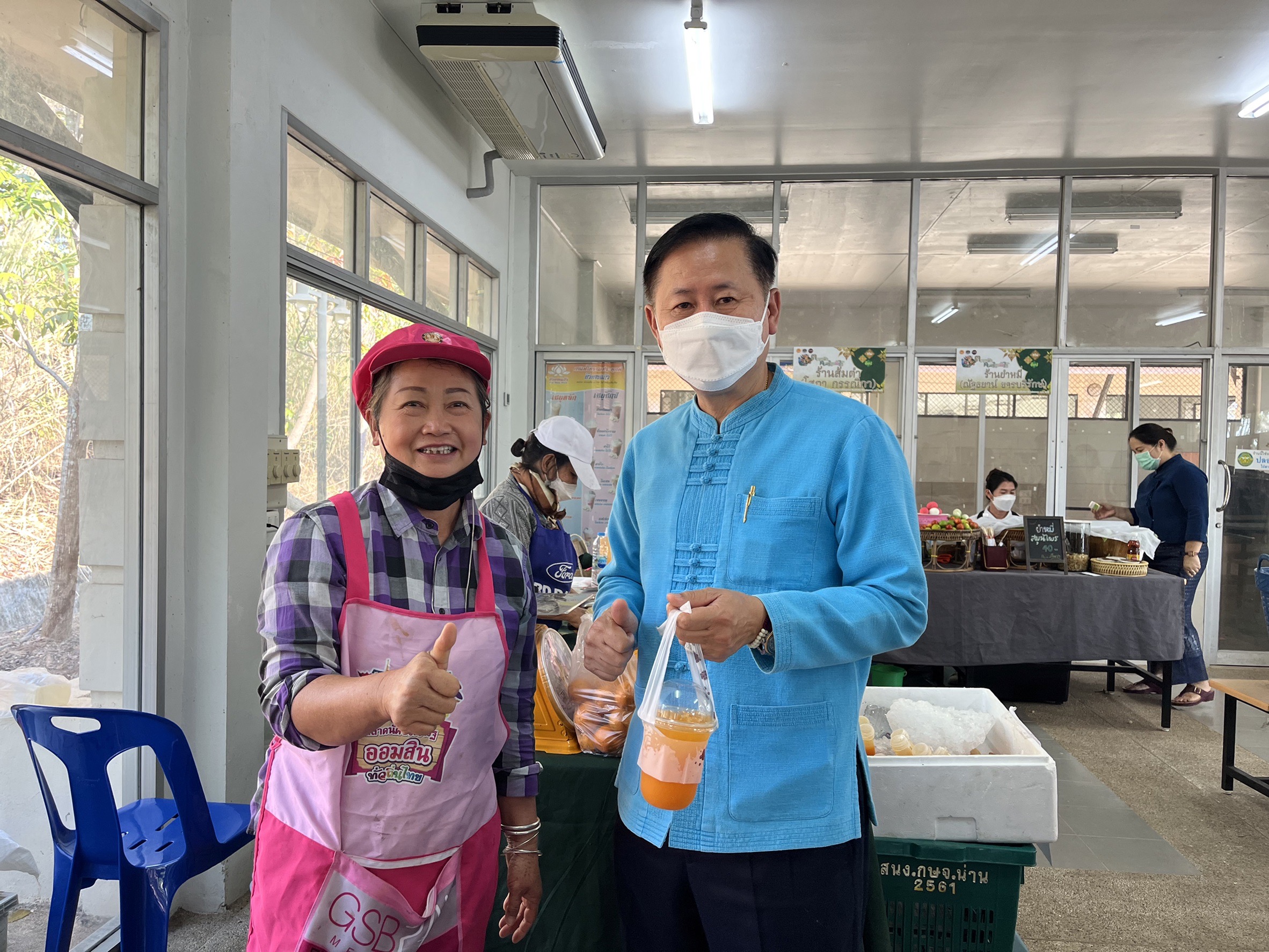 @ที่นี่เมืองน่าน@ พช.น่าน จัดแสดงและจำหน่ายผลิตภัณฑ์ OTOP สินค้าของสัมมาชีพ และผลผลิตทางการเกษตร ตามโครงการตลาดนัดคนไทยยิ้มได้