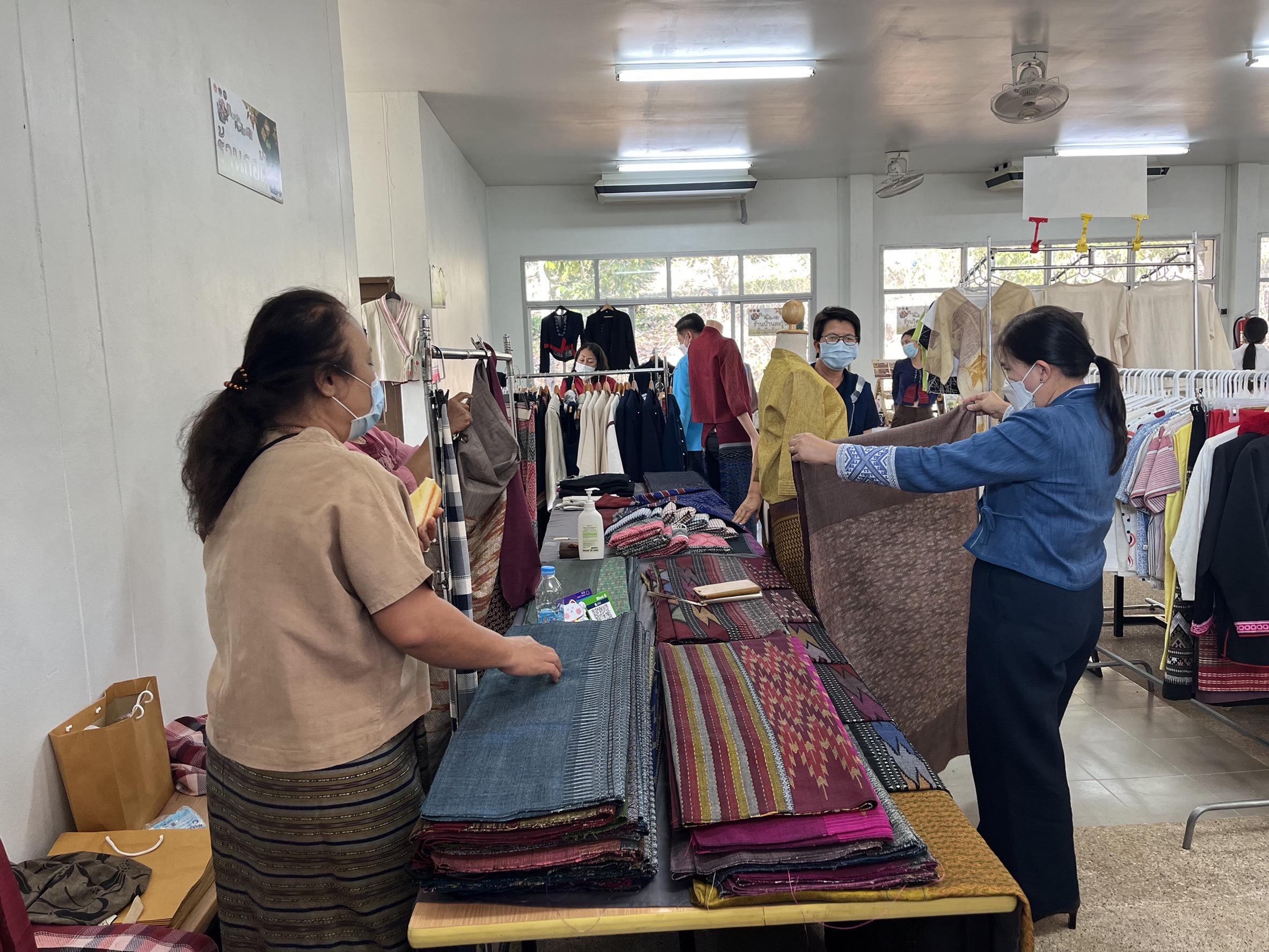 @ที่นี่เมืองน่าน@ พช.น่าน จัดแสดงและจำหน่ายผลิตภัณฑ์ OTOP สินค้าของสัมมาชีพ และผลผลิตทางการเกษตร ตามโครงการตลาดนัดคนไทยยิ้มได้