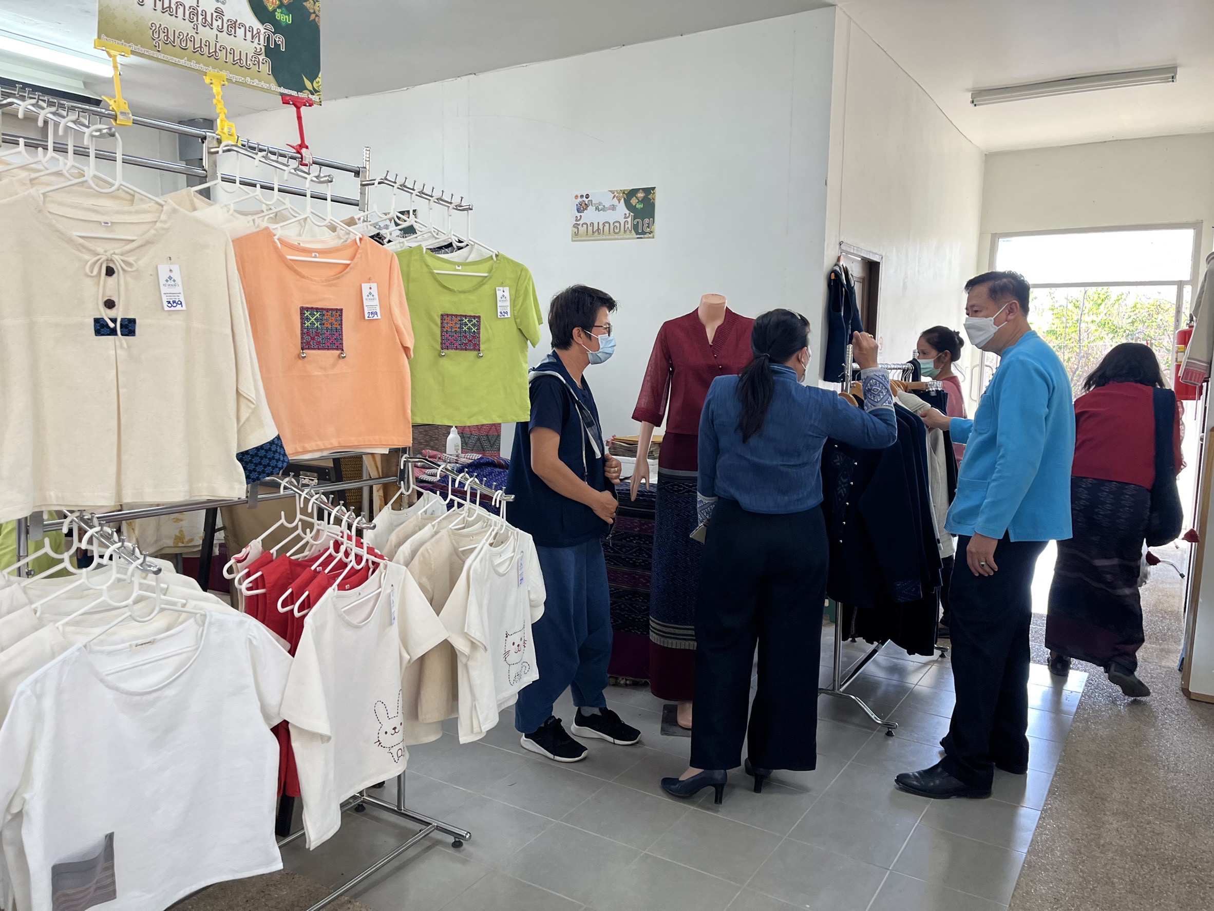 @ที่นี่เมืองน่าน@ พช.น่าน จัดแสดงและจำหน่ายผลิตภัณฑ์ OTOP สินค้าของสัมมาชีพ และผลผลิตทางการเกษตร ตามโครงการตลาดนัดคนไทยยิ้มได้