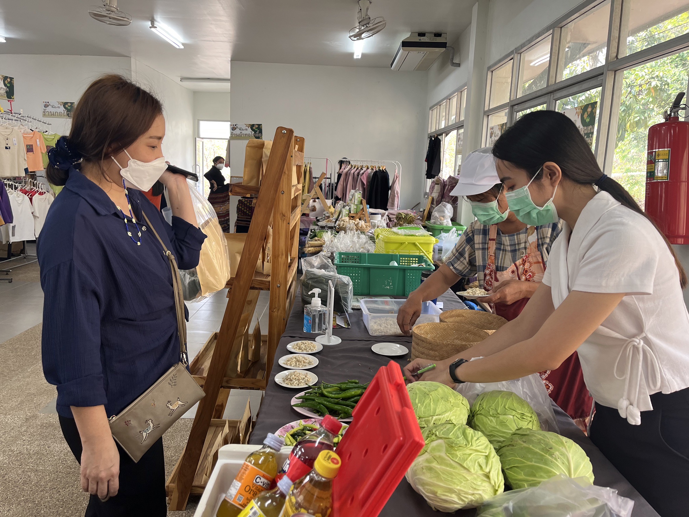 @ที่นี่เมืองน่าน@ พช.น่าน จัดแสดงและจำหน่ายผลิตภัณฑ์ OTOP สินค้าของสัมมาชีพ และผลผลิตทางการเกษตร ตามโครงการตลาดนัดคนไทยยิ้มได้