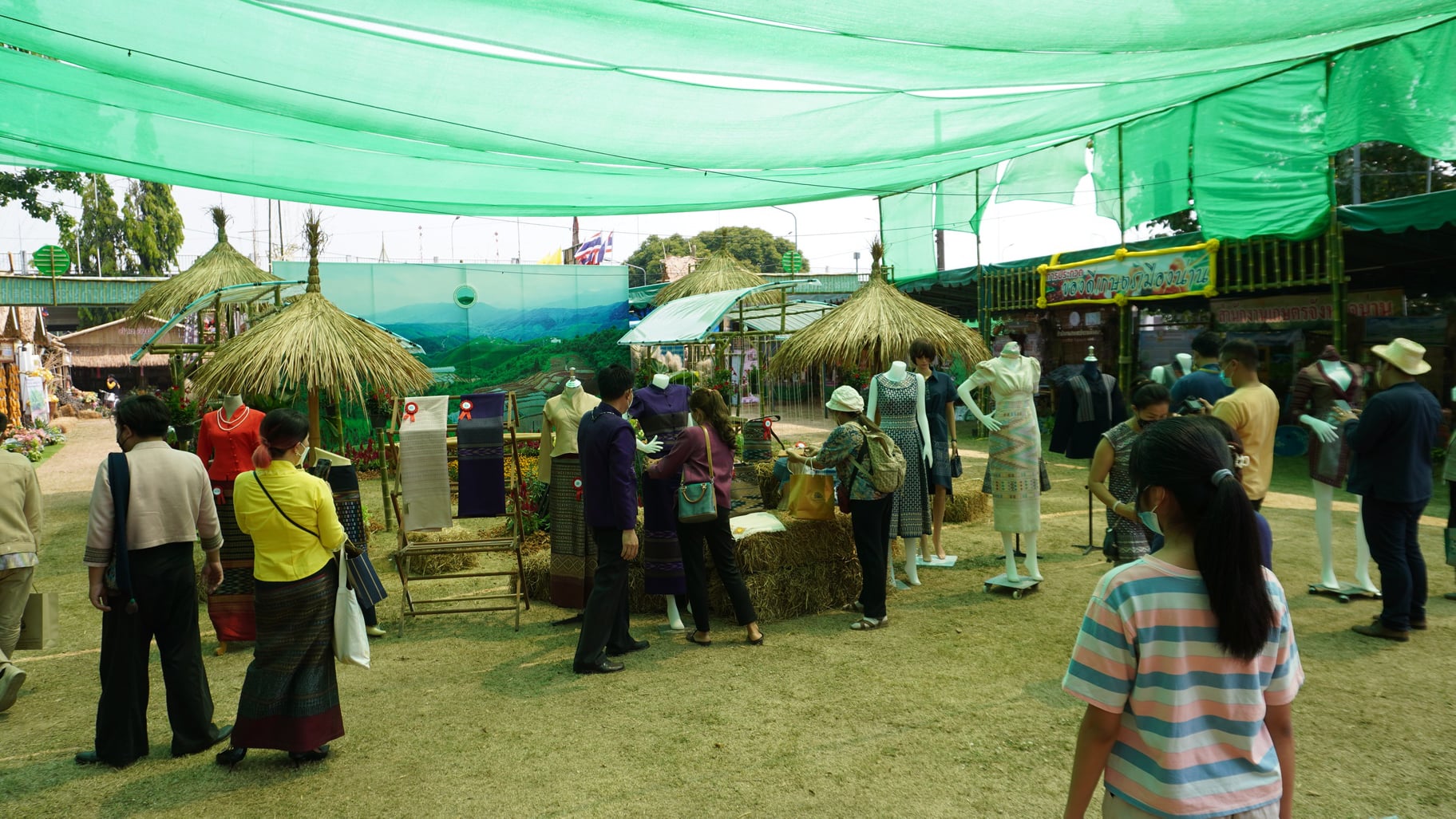 @ที่นี่เมืองน่าน@ ชมรมแม่บ้านมหาดไทยจังหวัดน่าน สนับสนุนการประกวด ผ้าลายพระราชทาน “ผ้าลายขอเจ้าฟ้าสิริวัณณวรีฯ” ในงานประจำปีและของดีเมืองน่าน ประจำปี 2565