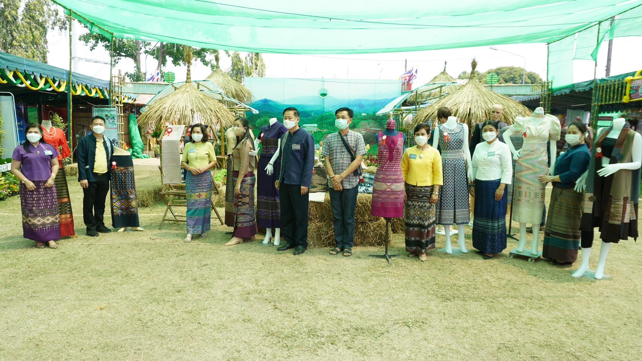@ที่นี่เมืองน่าน@ จังหวัดน่าน มอบหมายให้สำนักงานพัฒนาชุมชนจังหวัดน่าน ดำเนินการประกวดออกแบบผลิตภัณฑ์ผ้าทอเมืองน่าน ผลิตภัณฑ์ของใช้ ของที่ระลึก ในงานประจำปีและของดีเมืองน่าน ประจำปี 2565 