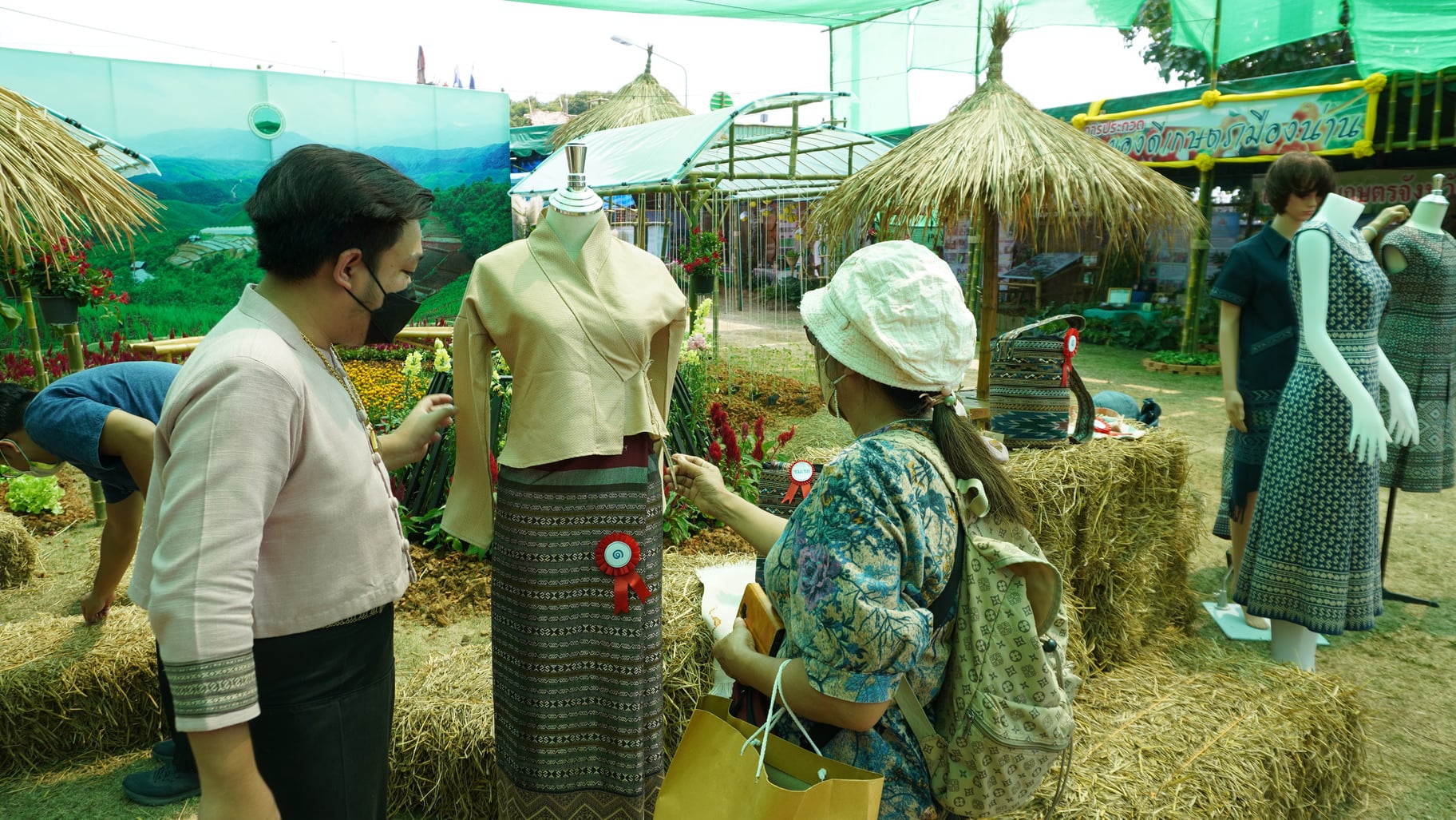 @ที่นี่เมืองน่าน@ ชมรมแม่บ้านมหาดไทยจังหวัดน่าน สนับสนุนการประกวด ผ้าลายพระราชทาน “ผ้าลายขอเจ้าฟ้าสิริวัณณวรีฯ” ในงานประจำปีและของดีเมืองน่าน ประจำปี 2565