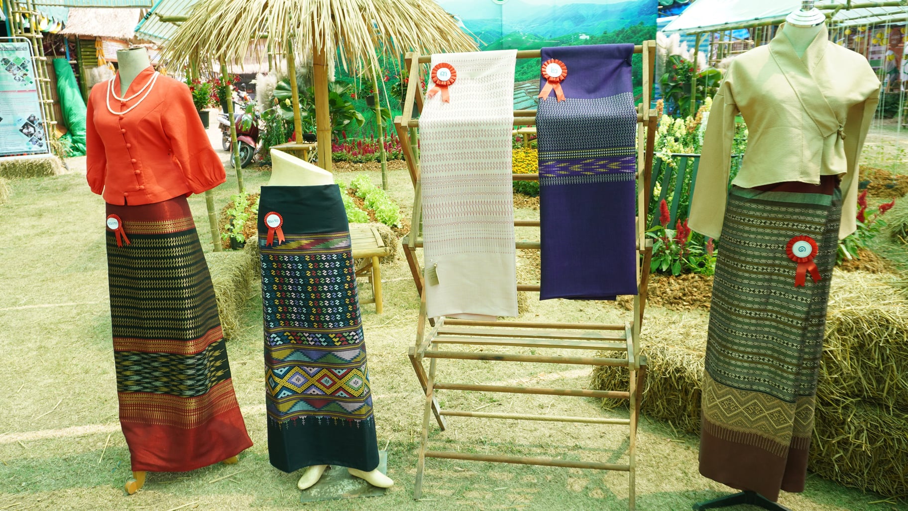 @ที่นี่เมืองน่าน@ ชมรมแม่บ้านมหาดไทยจังหวัดน่าน สนับสนุนการประกวด ผ้าลายพระราชทาน “ผ้าลายขอเจ้าฟ้าสิริวัณณวรีฯ” ในงานประจำปีและของดีเมืองน่าน ประจำปี 2565