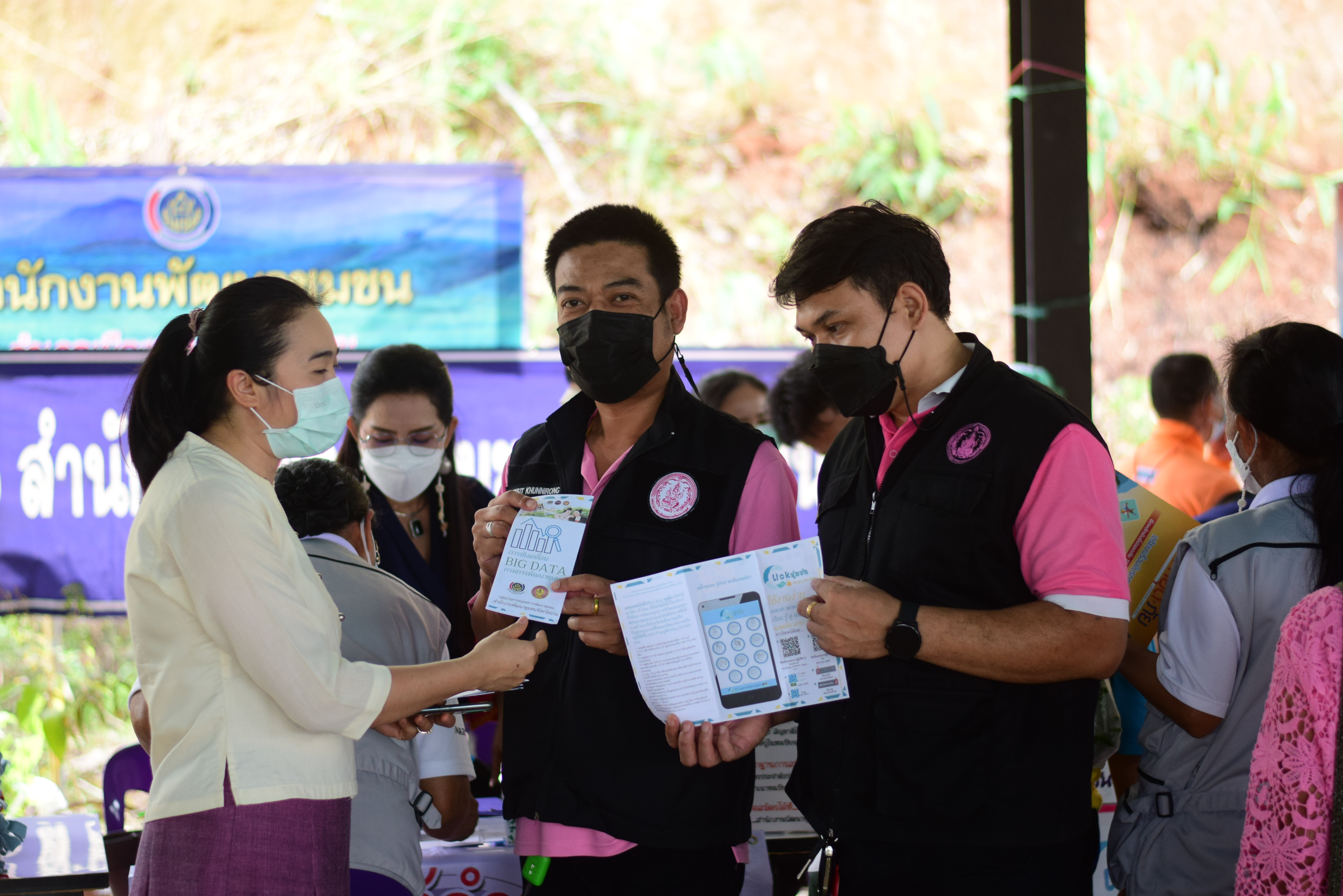 @ที่นี่เมืองน่าน@ พช.น่าน ขับเคลื่อน Big Data กรมการพัฒนาชุมชน ประชาสัมพันธ์การใช้บริการแพลตฟอร์มบริการดิจิทัล “Click ชุมชน” ในกิจกรรมหน่วยบำบัดทุกข์ บำรุงสุข สร้างรอยยิ้มให้ประชาชน จังหวัดน่าน ประจำปีงบประมาณ พ.ศ.2565