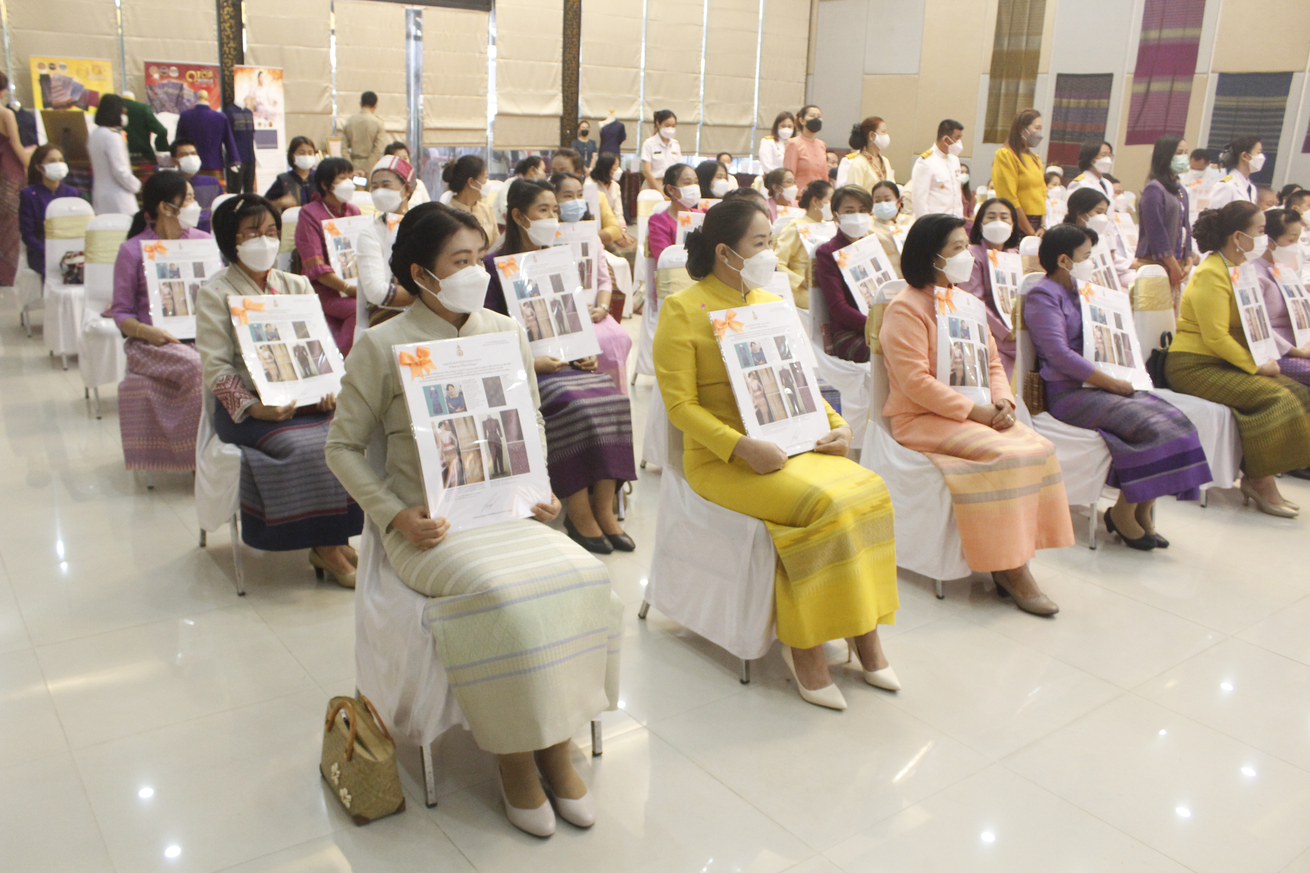   @ที่นี่เมืองน่าน@ จังหวัดน่านจัดพิธีมอบลายผ้าพระราชทาน “ผ้าขิดลายนารีรัตนราชกัญญา”