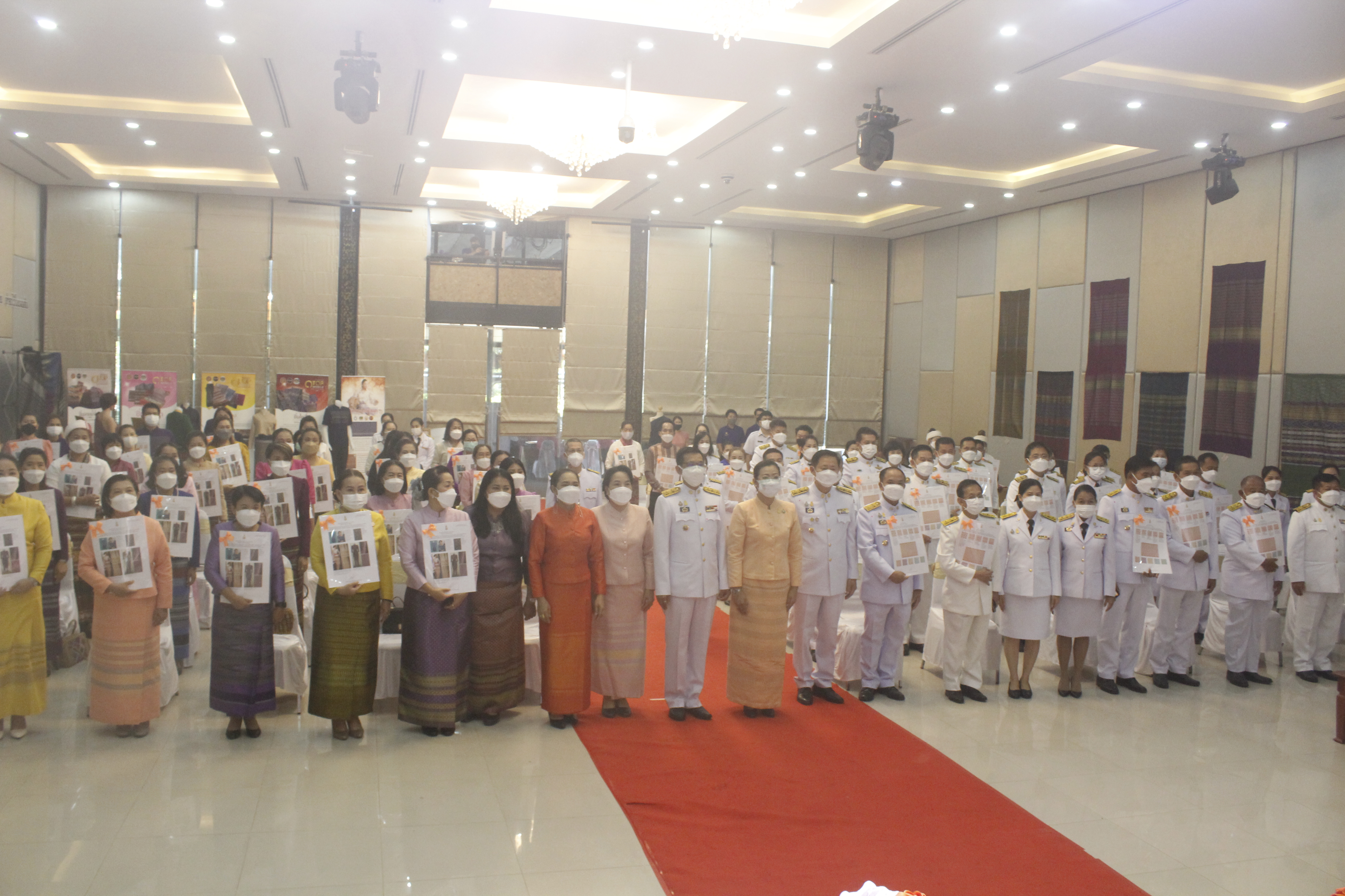   @ที่นี่เมืองน่าน@ จังหวัดน่านจัดพิธีมอบลายผ้าพระราชทาน “ผ้าขิดลายนารีรัตนราชกัญญา”