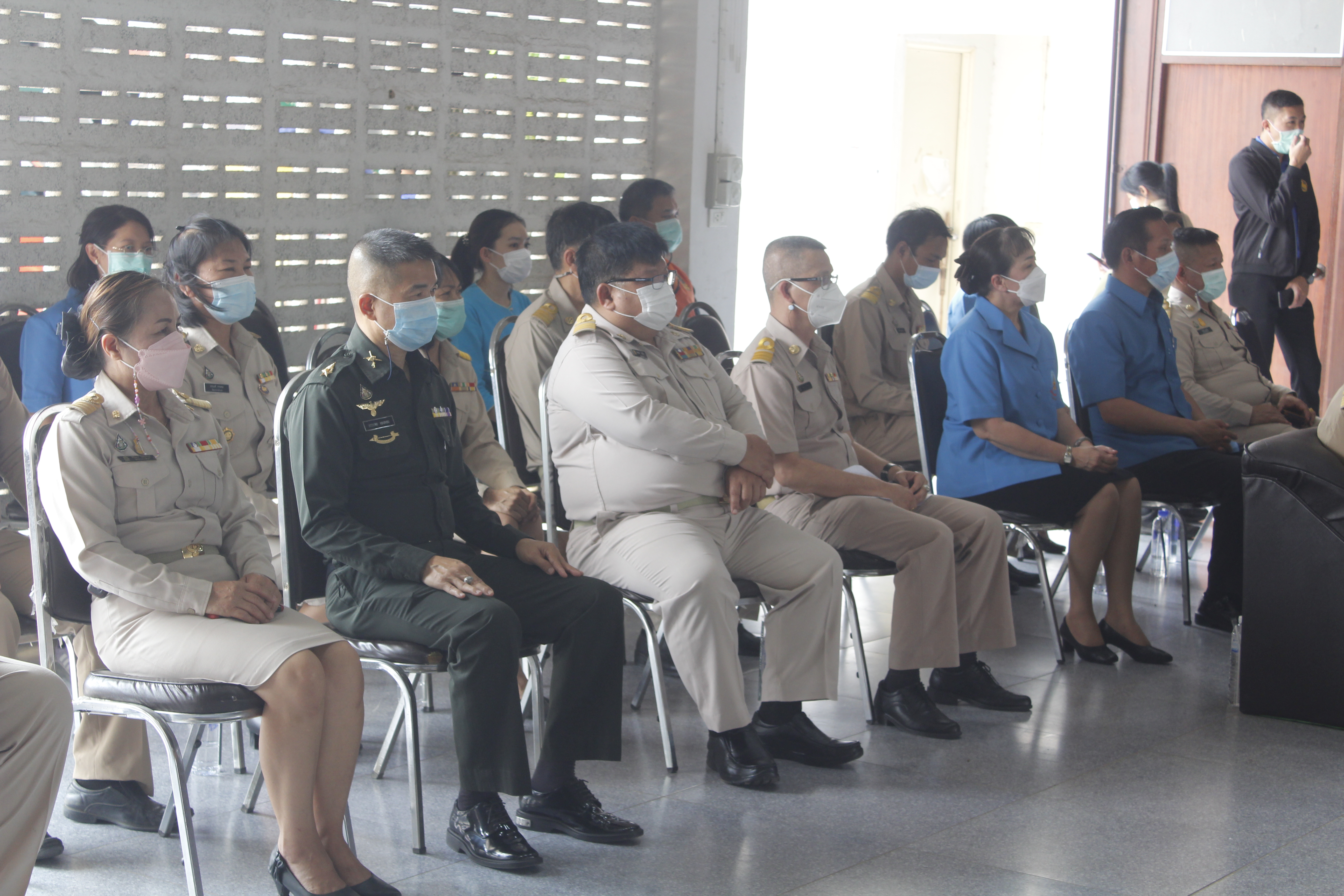 @ที่นี่เมืองน่าน@ พช.น่าน ร่วมพิธีมอบเงินสำรองจ่ายมูลนิธิราชประชานุเคราะห์ ในพระบรมราชูปถัมภ์ แก่ผู้ประสบอัคคีภัยในพื้นที่อำเภอท่าวังผา