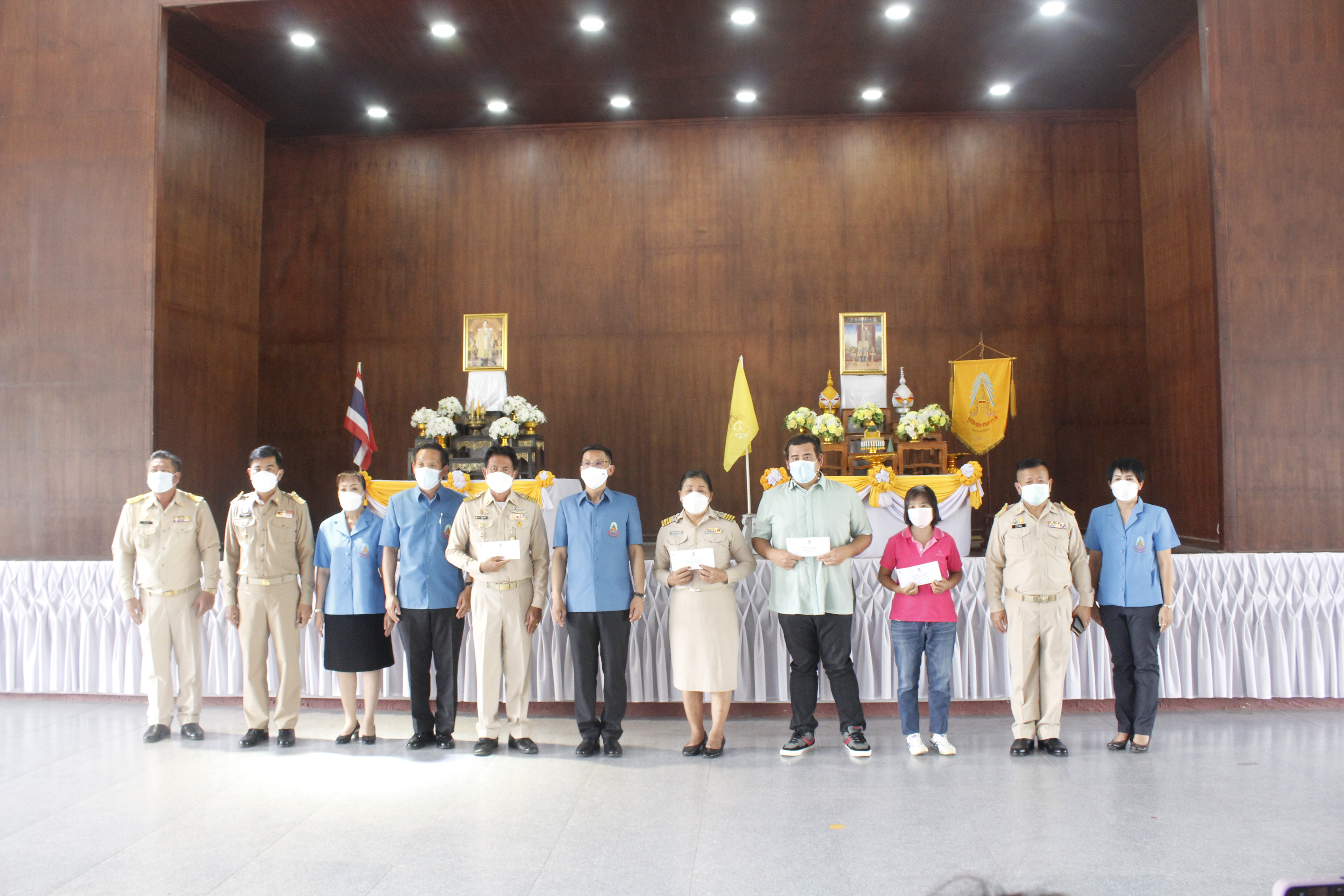 @ที่นี่เมืองน่าน@ พช.น่าน ร่วมพิธีมอบเงินสำรองจ่ายมูลนิธิราชประชานุเคราะห์ ในพระบรมราชูปถัมภ์ แก่ผู้ประสบอัคคีภัยในพื้นที่อำเภอท่าวังผา