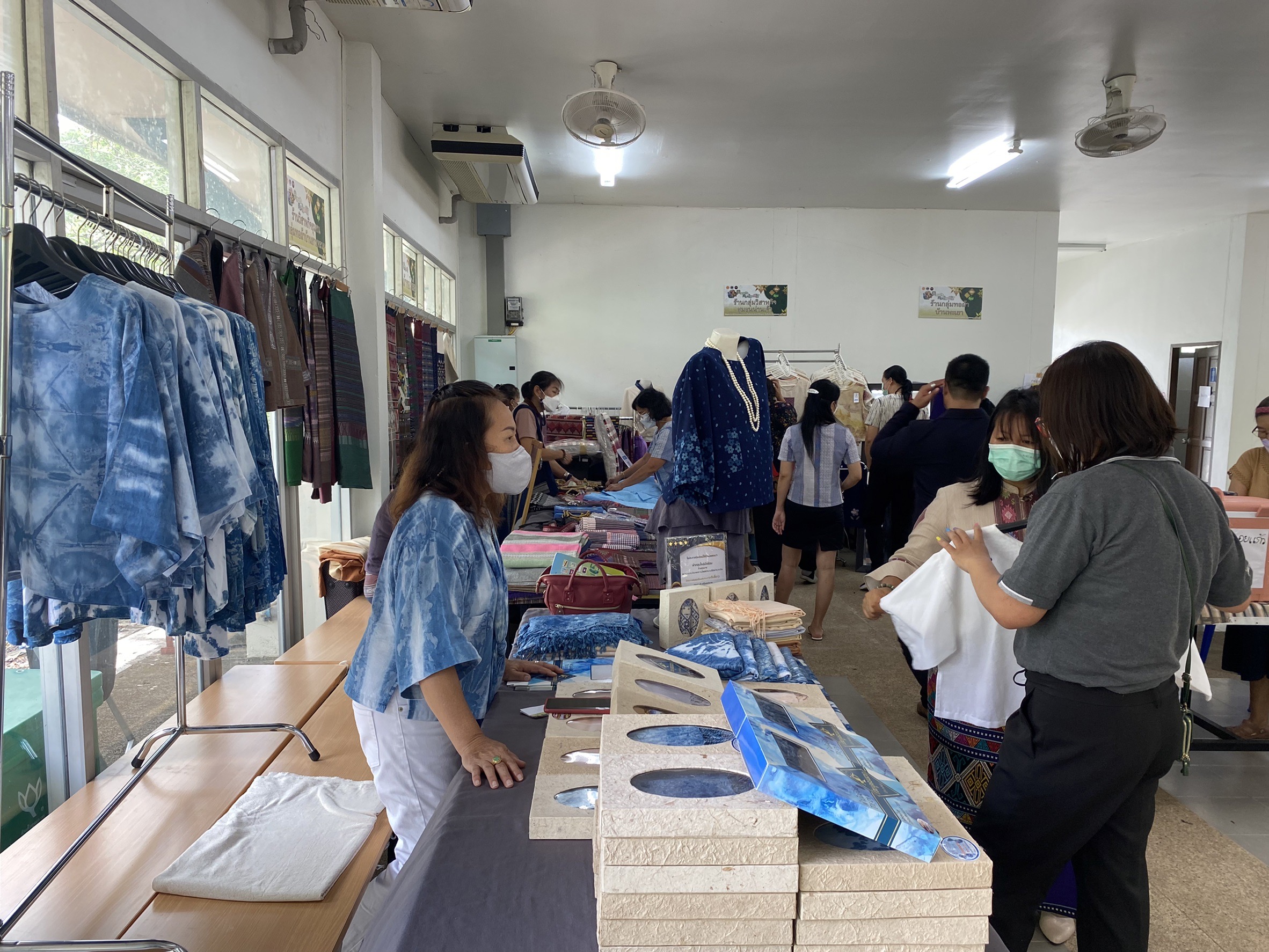 @ที่นี่เมืองน่าน@ พช.น่าน จัดแสดงและจำหน่ายผลิตภัณฑ์ OTOP สินค้าของสัมมาชีพ และผลผลิตทางการเกษตร ตามโครงการตลาดนัดคนไทยยิ้มได้