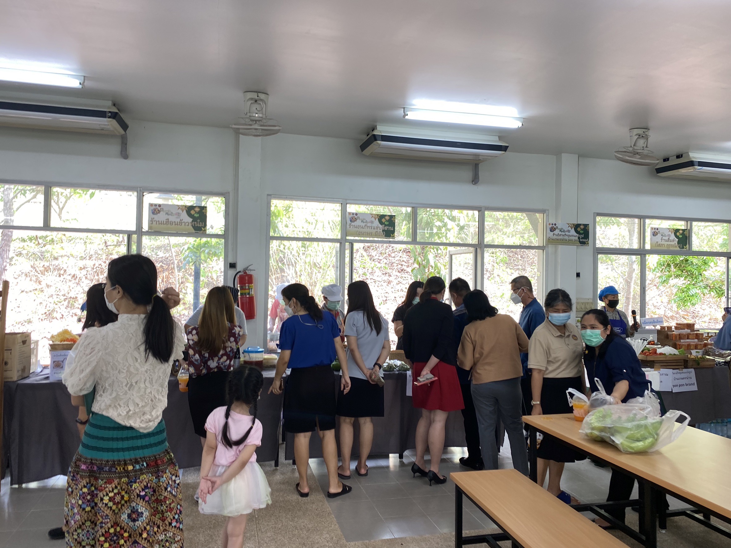 @ที่นี่เมืองน่าน@ พช.น่าน จัดแสดงและจำหน่ายผลิตภัณฑ์ OTOP สินค้าของสัมมาชีพ และผลผลิตทางการเกษตร ตามโครงการตลาดนัดคนไทยยิ้มได้