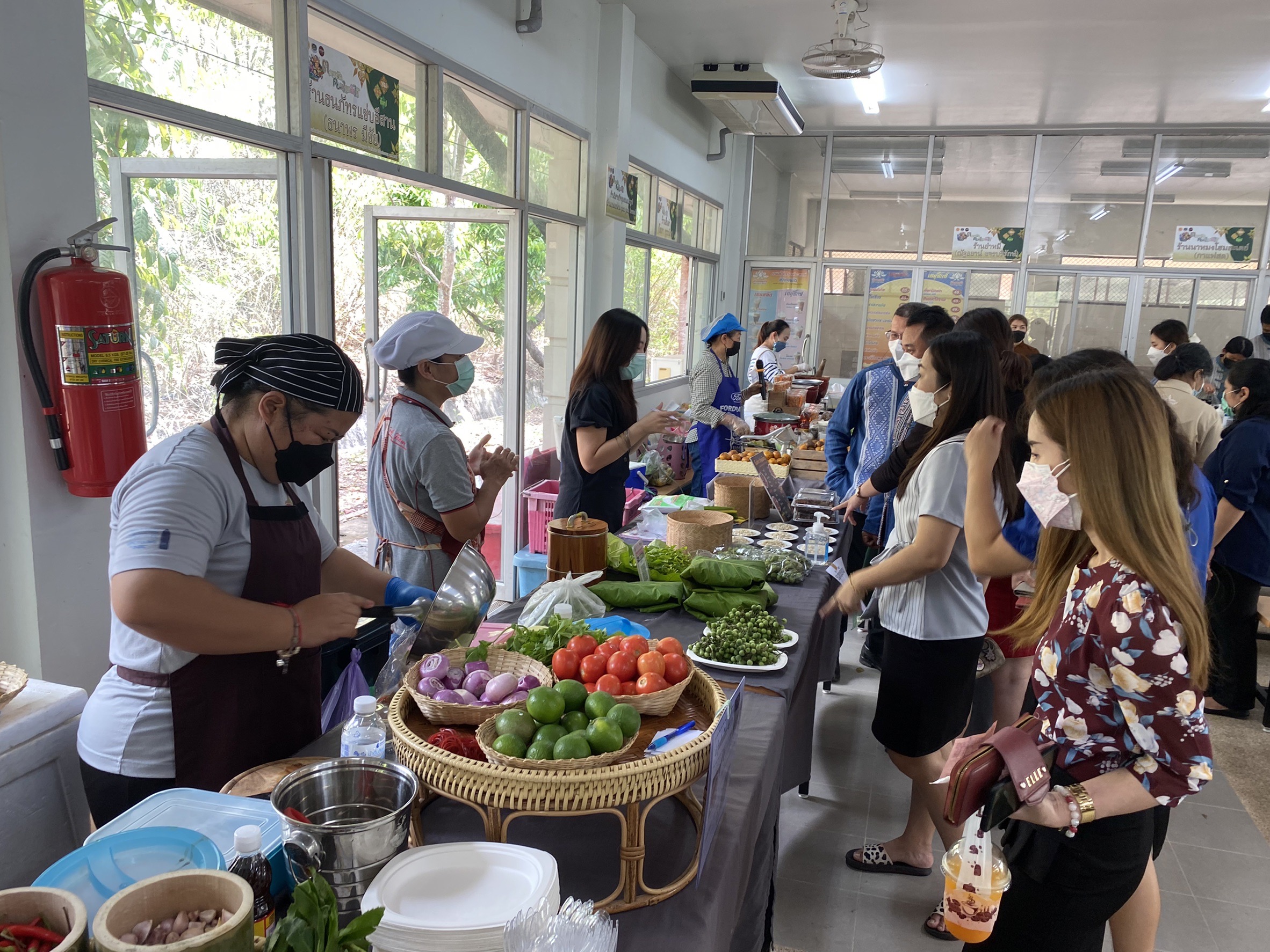 @ที่นี่เมืองน่าน@ พช.น่าน จัดแสดงและจำหน่ายผลิตภัณฑ์ OTOP สินค้าของสัมมาชีพ และผลผลิตทางการเกษตร ตามโครงการตลาดนัดคนไทยยิ้มได้