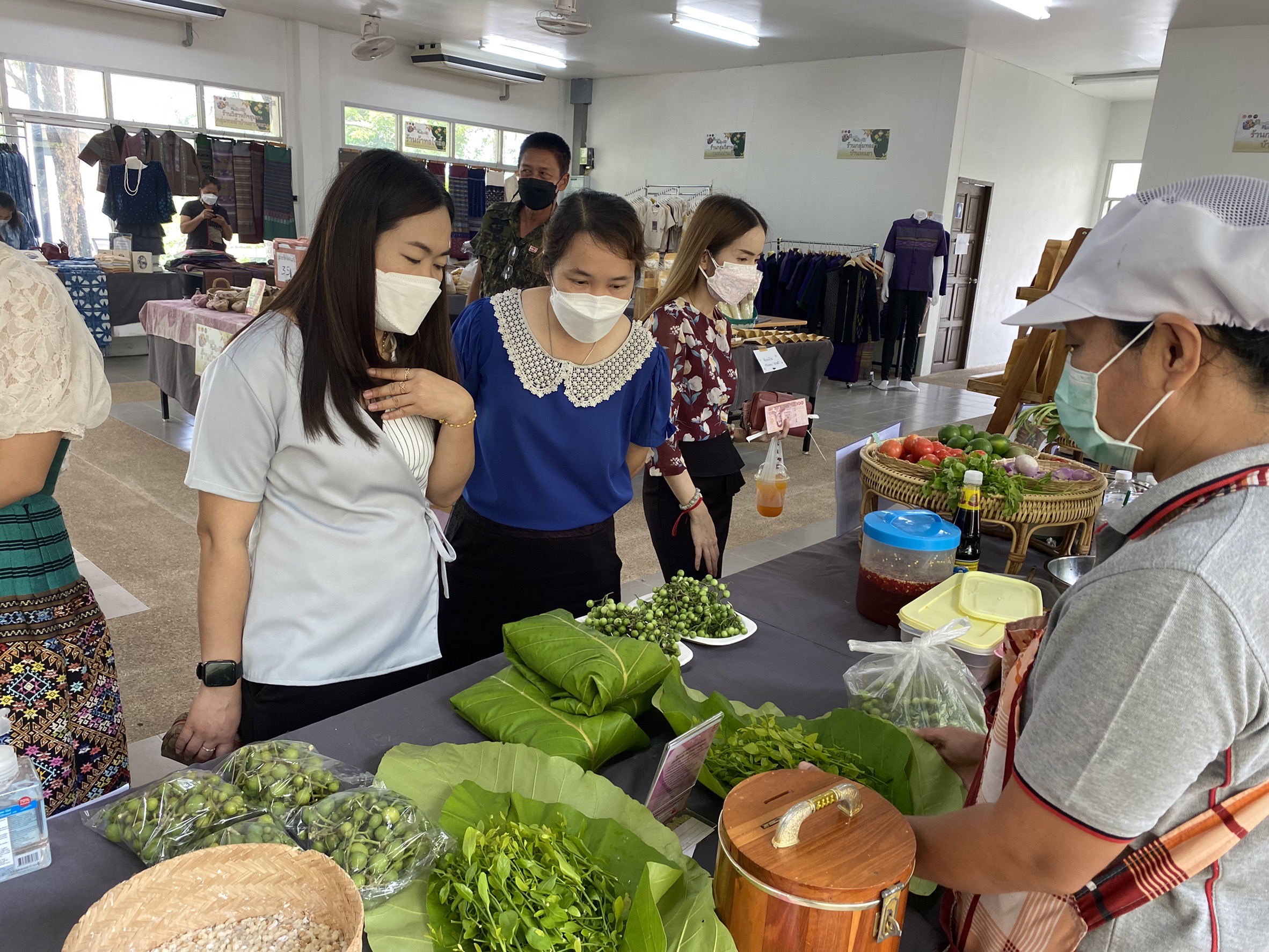 @ที่นี่เมืองน่าน@ พช.น่าน จัดแสดงและจำหน่ายผลิตภัณฑ์ OTOP สินค้าของสัมมาชีพ และผลผลิตทางการเกษตร ตามโครงการตลาดนัดคนไทยยิ้มได้