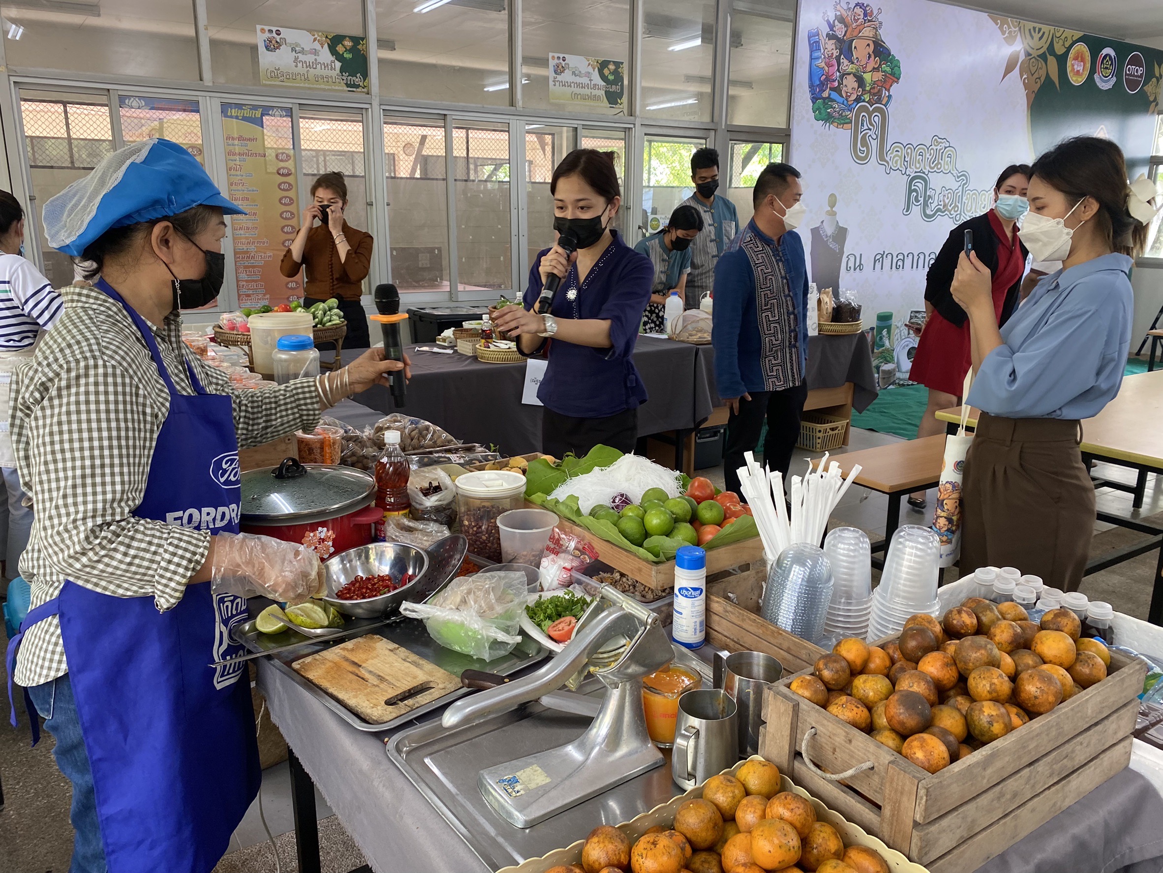 @ที่นี่เมืองน่าน@ พช.น่าน จัดแสดงและจำหน่ายผลิตภัณฑ์ OTOP สินค้าของสัมมาชีพ และผลผลิตทางการเกษตร ตามโครงการตลาดนัดคนไทยยิ้มได้