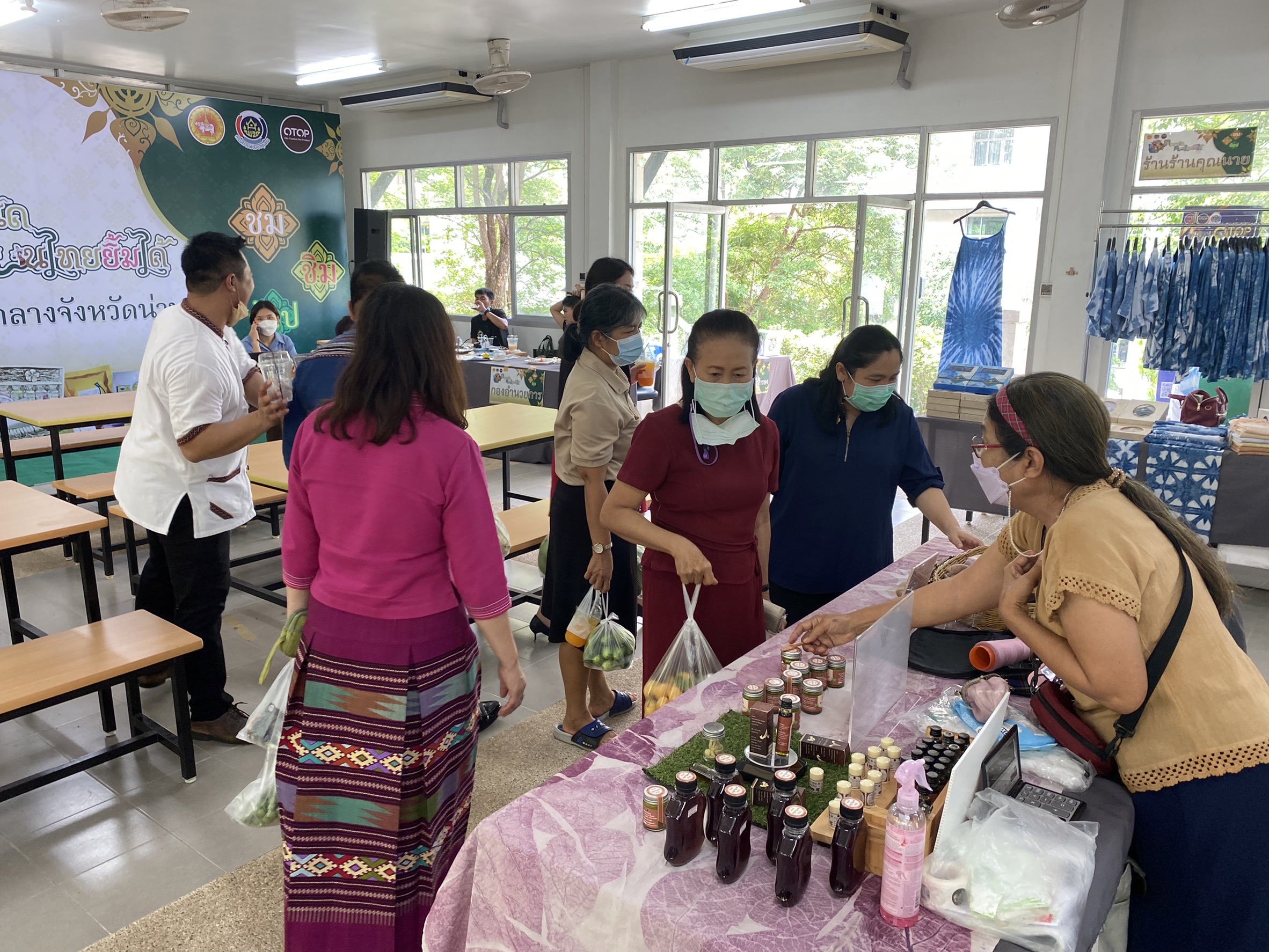 @ที่นี่เมืองน่าน@ พช.น่าน จัดแสดงและจำหน่ายผลิตภัณฑ์ OTOP สินค้าของสัมมาชีพ และผลผลิตทางการเกษตร ตามโครงการตลาดนัดคนไทยยิ้มได้