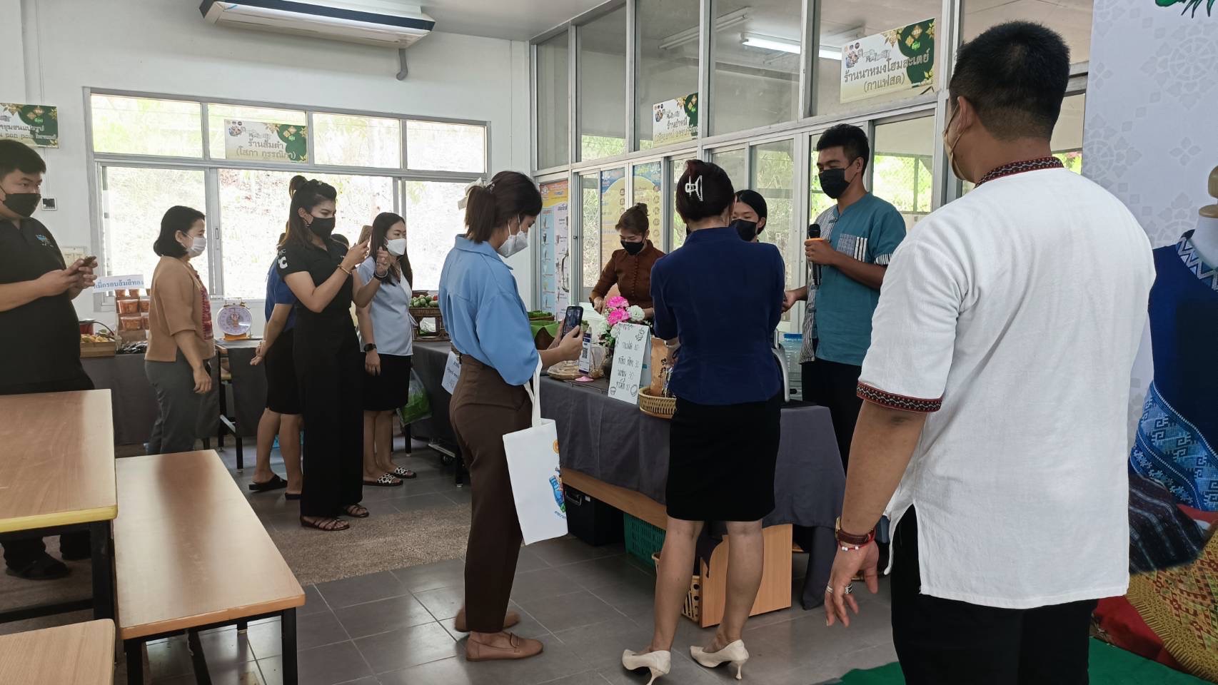@ที่นี่เมืองน่าน@ พช.น่าน จัดแสดงและจำหน่ายผลิตภัณฑ์ OTOP สินค้าของสัมมาชีพ และผลผลิตทางการเกษตร ตามโครงการตลาดนัดคนไทยยิ้มได้