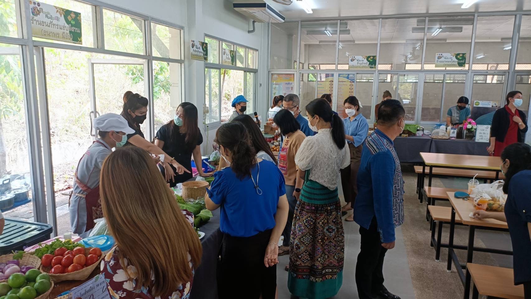 @ที่นี่เมืองน่าน@ พช.น่าน จัดแสดงและจำหน่ายผลิตภัณฑ์ OTOP สินค้าของสัมมาชีพ และผลผลิตทางการเกษตร ตามโครงการตลาดนัดคนไทยยิ้มได้