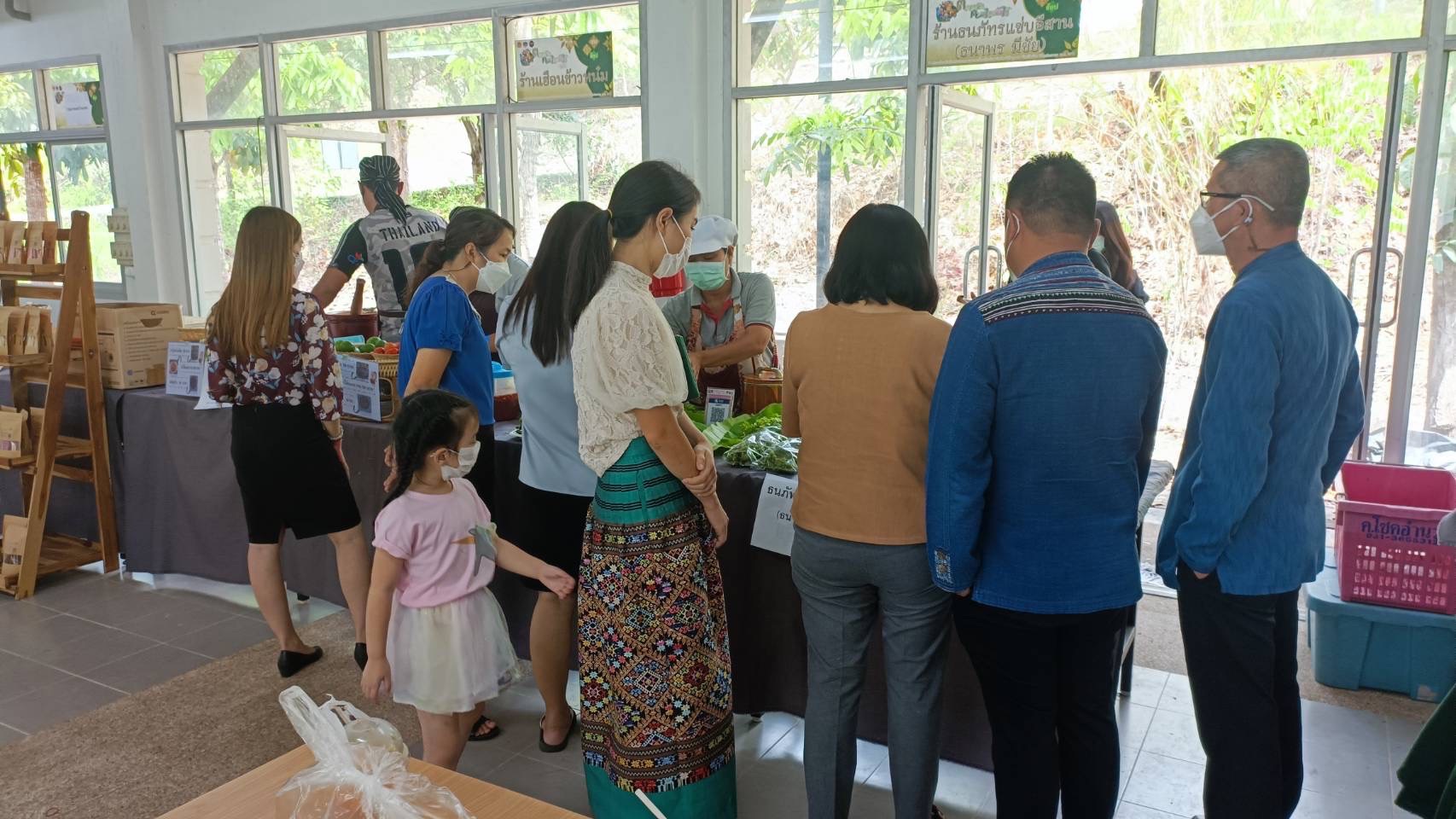 @ที่นี่เมืองน่าน@ พช.น่าน จัดแสดงและจำหน่ายผลิตภัณฑ์ OTOP สินค้าของสัมมาชีพ และผลผลิตทางการเกษตร ตามโครงการตลาดนัดคนไทยยิ้มได้