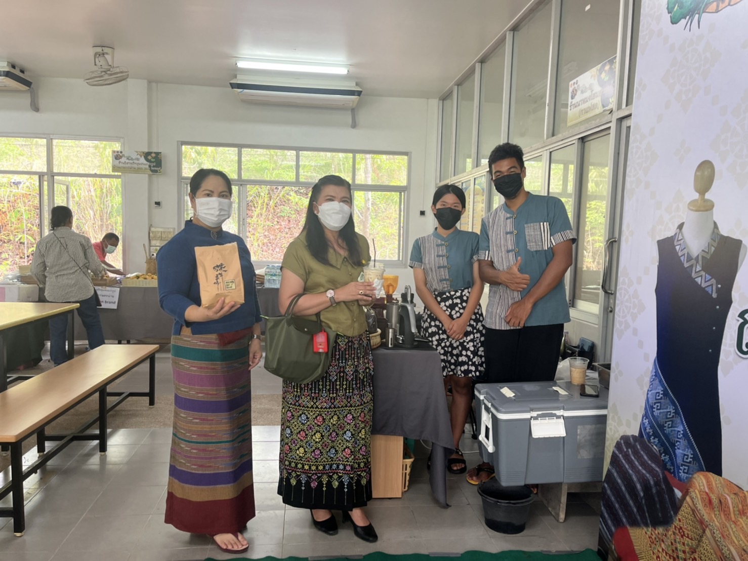 @ที่นี่เมืองน่าน@ พช.น่าน จัดแสดงและจำหน่ายผลิตภัณฑ์ OTOP สินค้าของสัมมาชีพ และผลผลิตทางการเกษตร ตามโครงการตลาดนัดคนไทยยิ้มได้