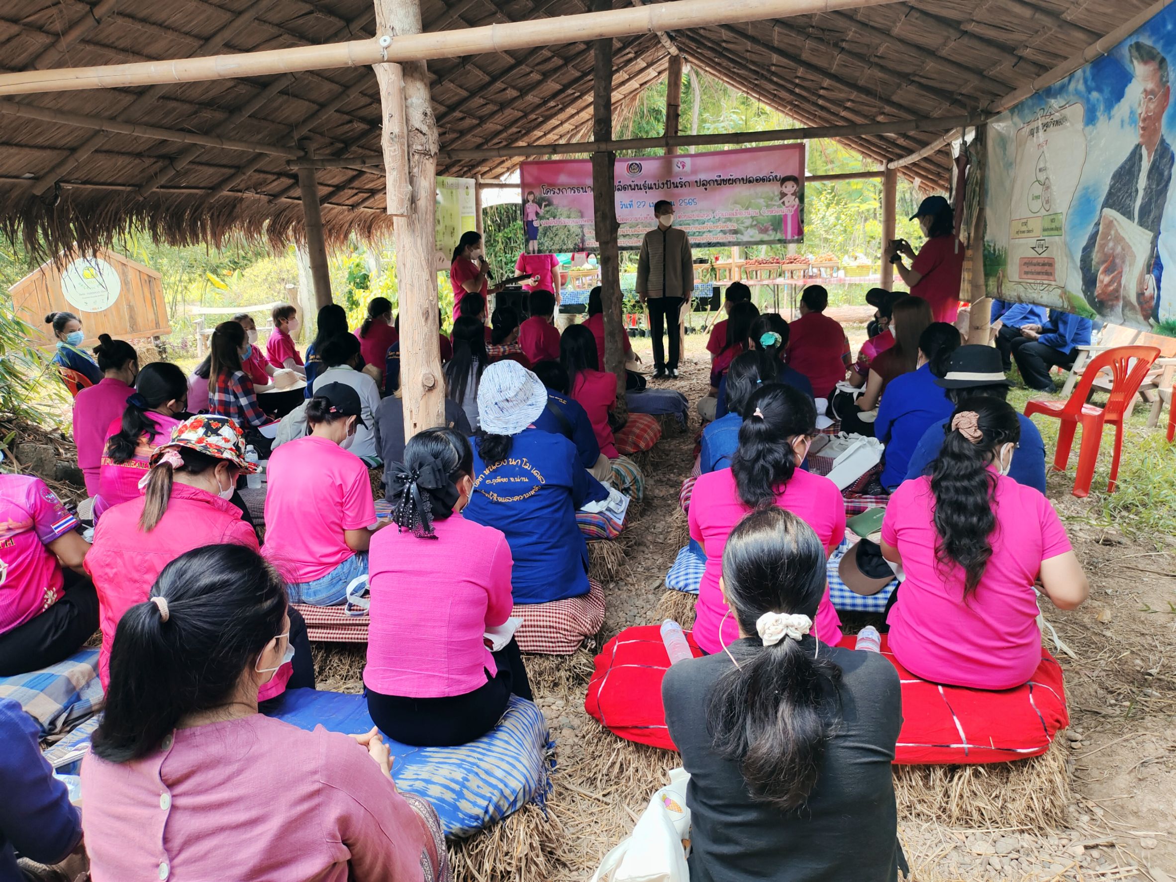 @ที่นี่เมืองน่าน@ สตรีจังหวัดน่านดำเนินโครงการธนาคารเมล็ดพันธุ์แบ่งปันรัก ปลูกพืชผักปลอดภัย