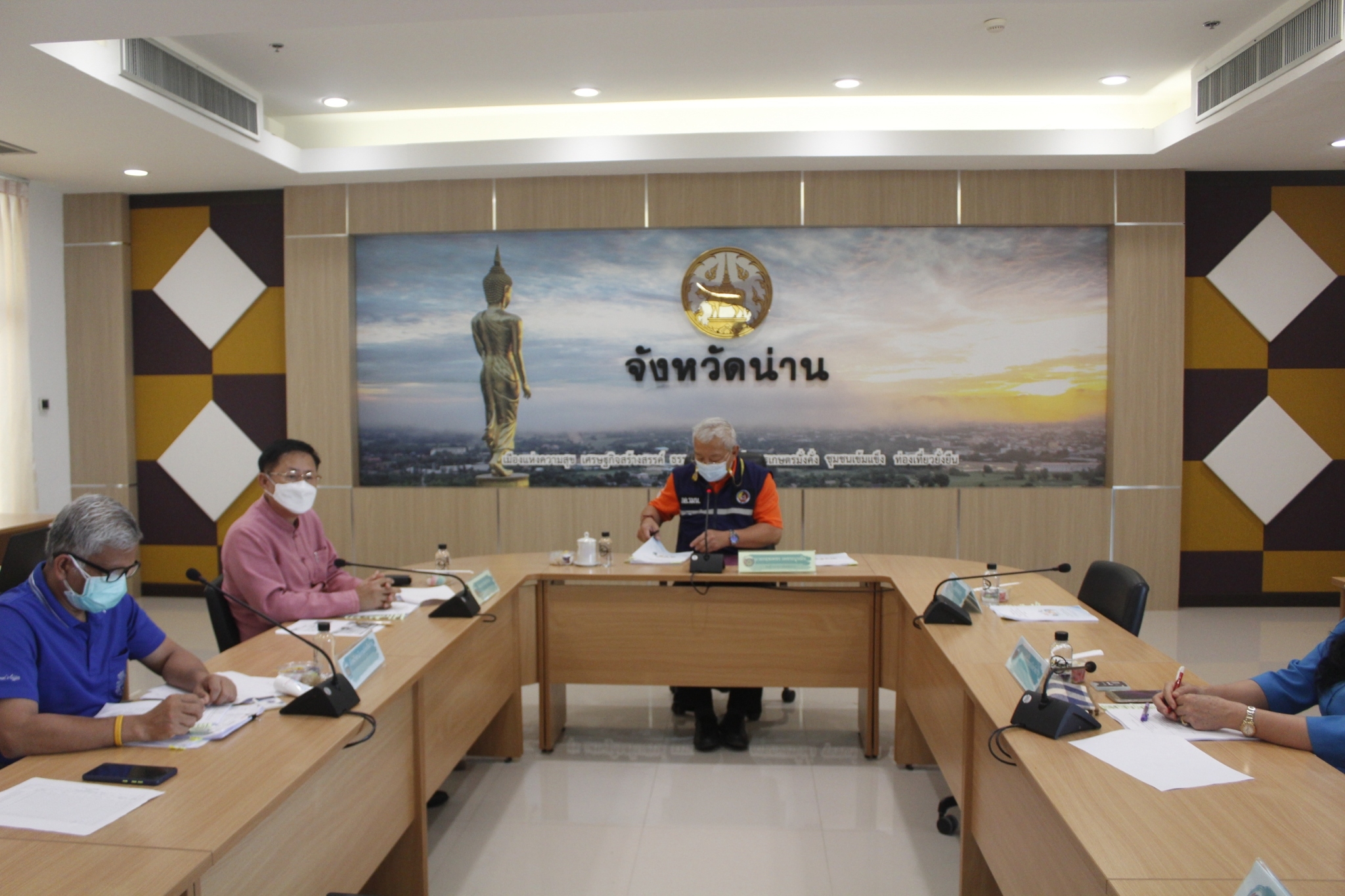 @ที่นี่เมืองน่าน@ จังหวัดน่าน ประชุมคณะกรรมการบริหารศูนย์อำนวยการปฏิบัติการขจัดความยากจนพัฒนาคนทุกช่วงวัยอย่างยั่งยืนตามหลักปรัชญาเศรษฐกิจพอเพียงจังหวัดน่าน (คจพ.จ)  ครั้งที่ 1 /2565