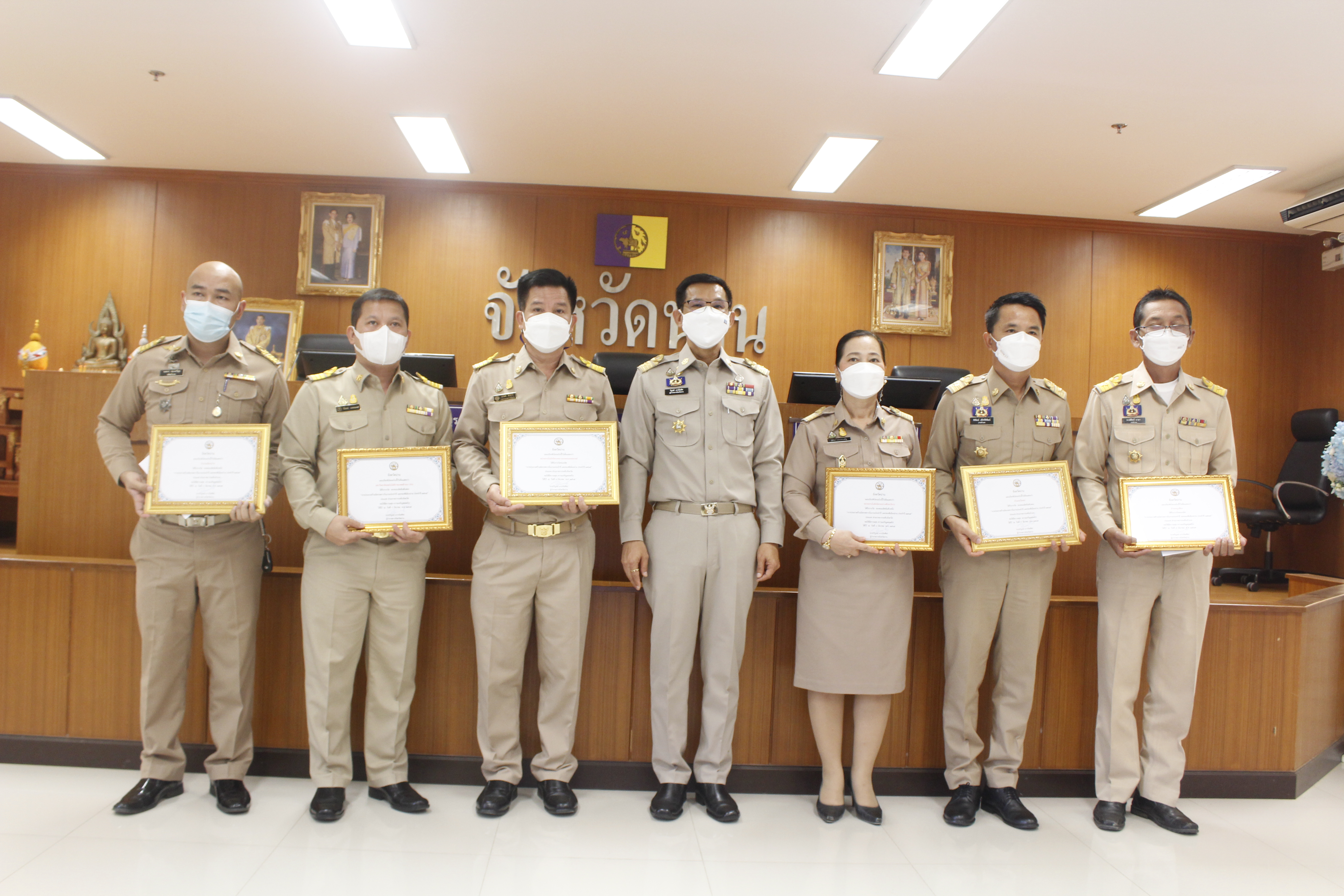 @ที่นี่เมืองน่าน@ พช.น่าน ร่วมประชุมหัวหน้าส่วนราชการจังหวัดน่าน และมอบรางวัลการประกวดออกแบบผลิตภัณฑ์ผ้าทอจังหวัดน่าน “ชุดสำเร็จรูป”  ผลิตภัณฑ์ผ้าทอจังหวัดน่าน  “ของใช้ ของที่ระลึก” และการประกวดผ้าลายพระราชทาน “ผ้าลายขอเจ้าฟ้าสิริวัณณวรีฯ” จังหวัดน่าน