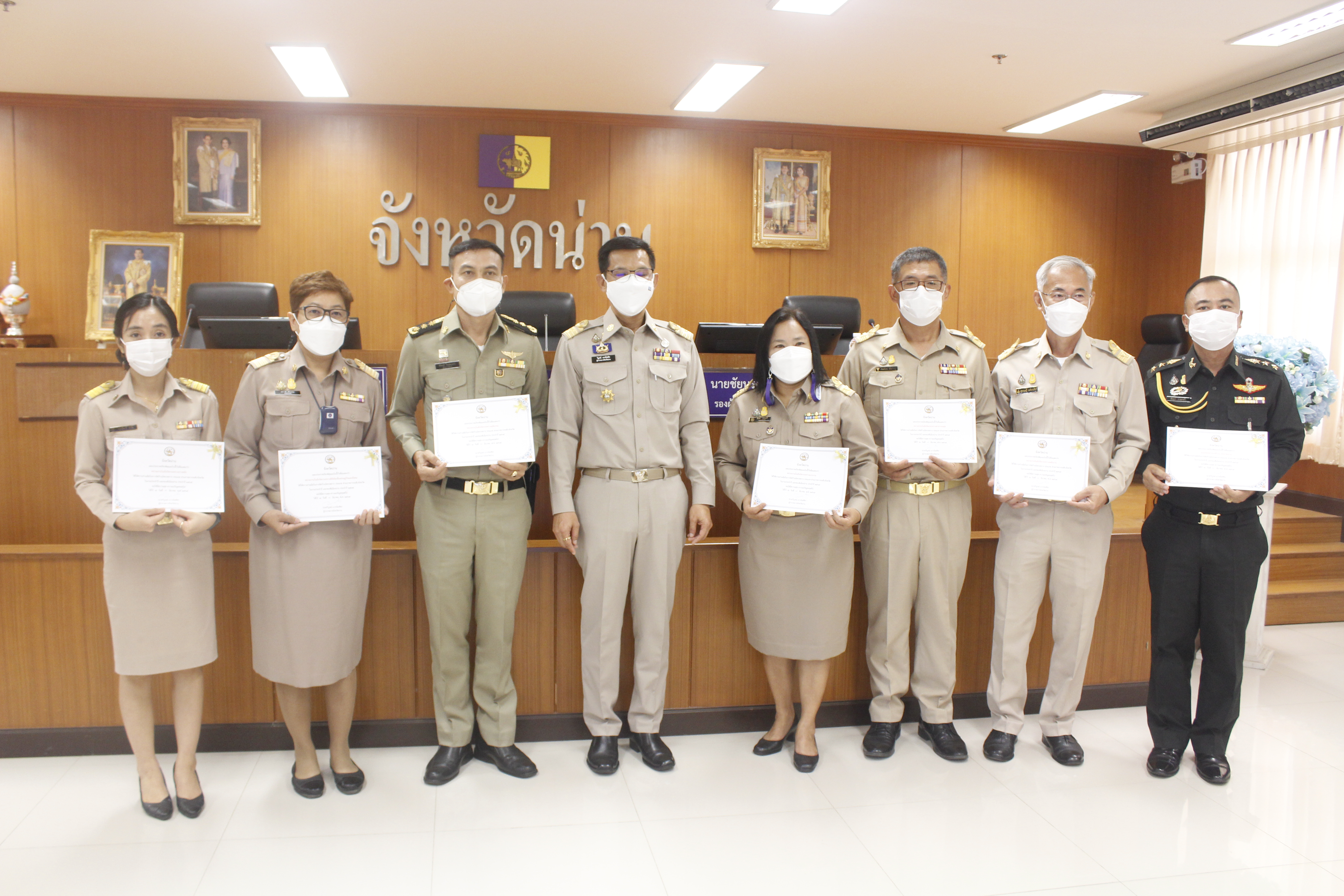 @ที่นี่เมืองน่าน@ พช.น่าน ร่วมประชุมหัวหน้าส่วนราชการจังหวัดน่าน และมอบรางวัลการประกวดออกแบบผลิตภัณฑ์ผ้าทอจังหวัดน่าน “ชุดสำเร็จรูป”  ผลิตภัณฑ์ผ้าทอจังหวัดน่าน  “ของใช้ ของที่ระลึก” และการประกวดผ้าลายพระราชทาน “ผ้าลายขอเจ้าฟ้าสิริวัณณวรีฯ” จังหวัดน่าน