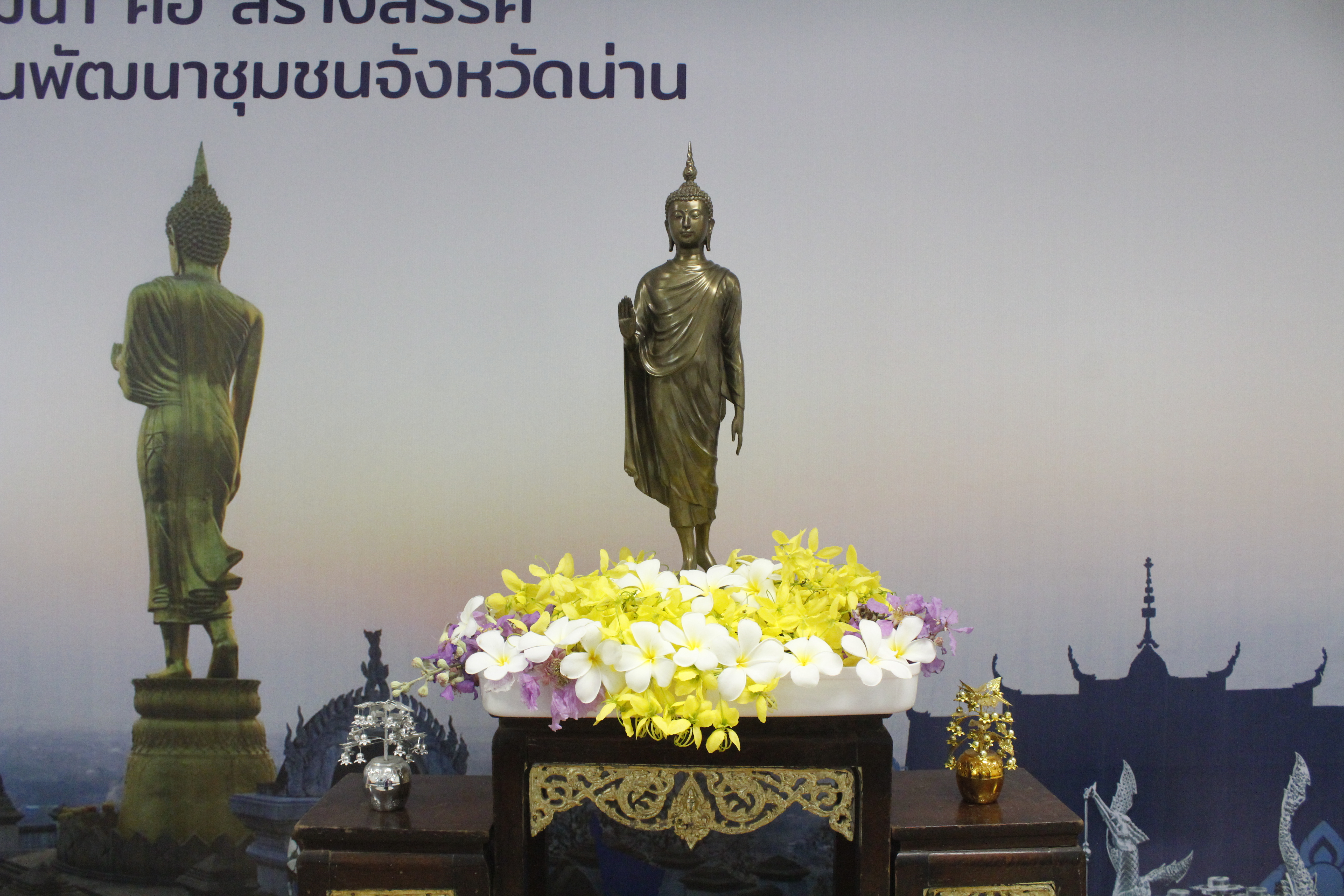 @ที่นี่เมืองน่าน@ พช.น่าน สรงน้ำพระพุทธพัฒนปชานาถ และสูมาการวะรดน้ำดำหัวพัฒนาการจังหวัดน่าน เนื่องในวันปี๋ใหม่เมือง