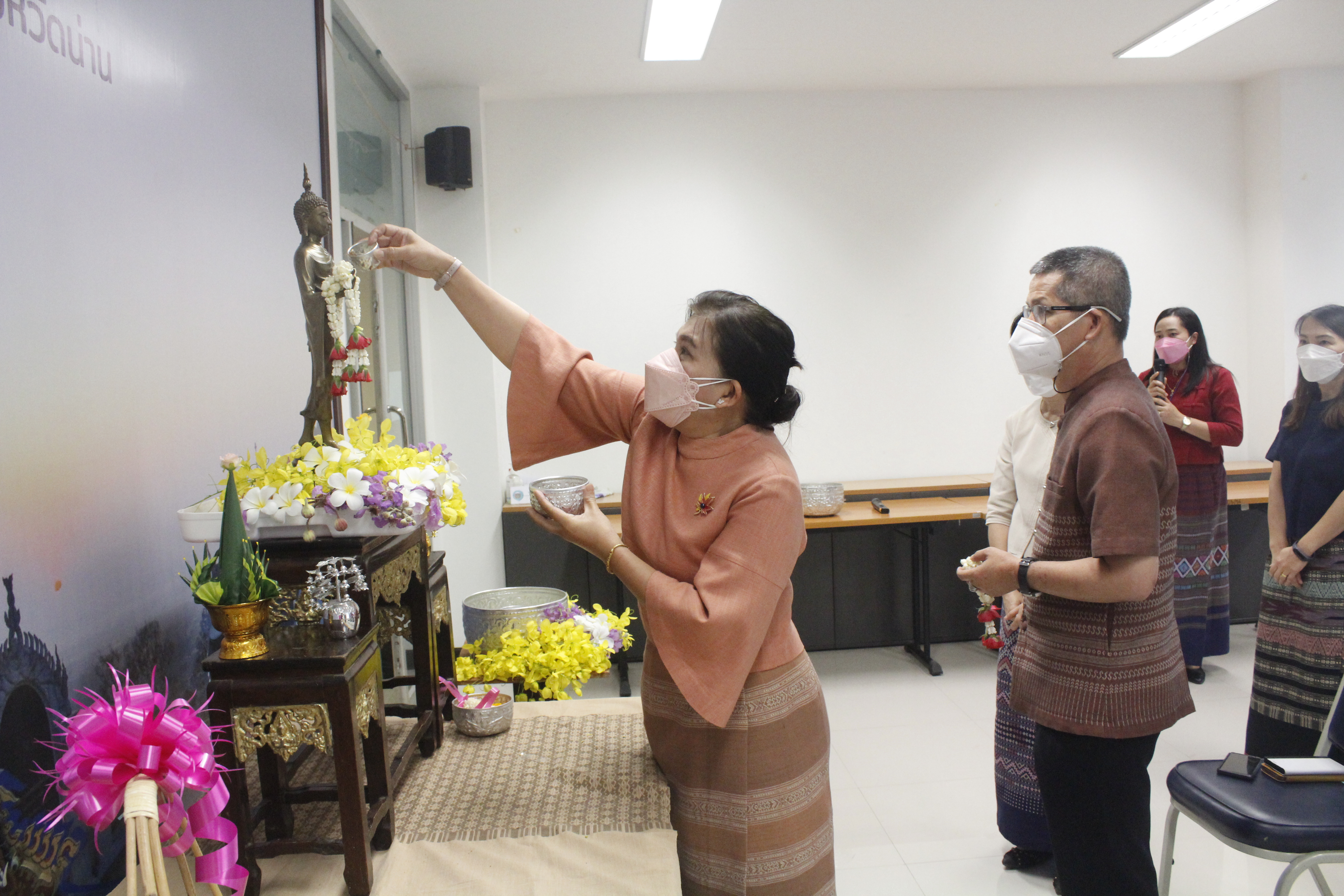 @ที่นี่เมืองน่าน@ พช.น่าน สรงน้ำพระพุทธพัฒนปชานาถ และสูมาการวะรดน้ำดำหัวพัฒนาการจังหวัดน่าน เนื่องในวันปี๋ใหม่เมือง