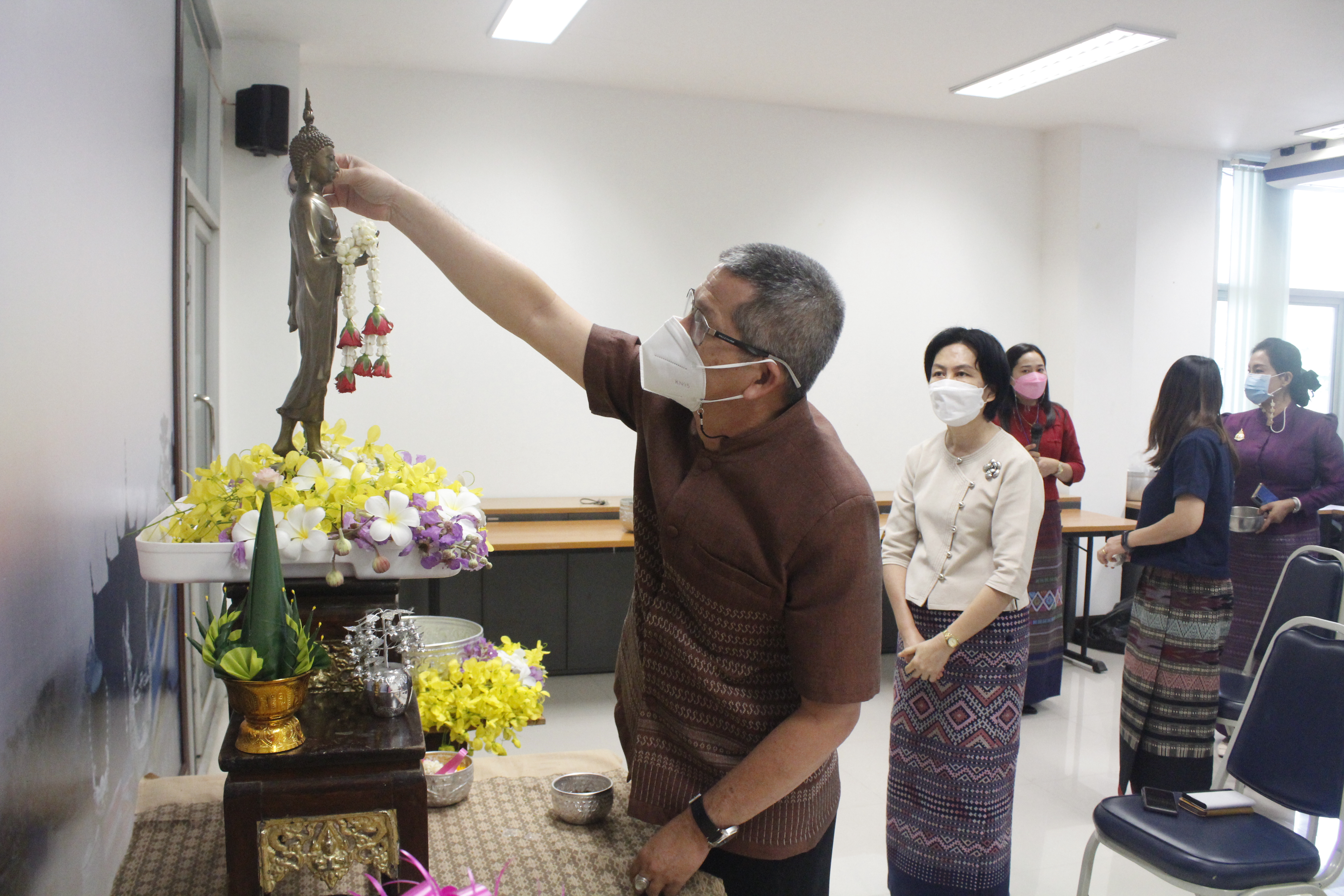 @ที่นี่เมืองน่าน@ พช.น่าน สรงน้ำพระพุทธพัฒนปชานาถ และสูมาการวะรดน้ำดำหัวพัฒนาการจังหวัดน่าน เนื่องในวันปี๋ใหม่เมือง