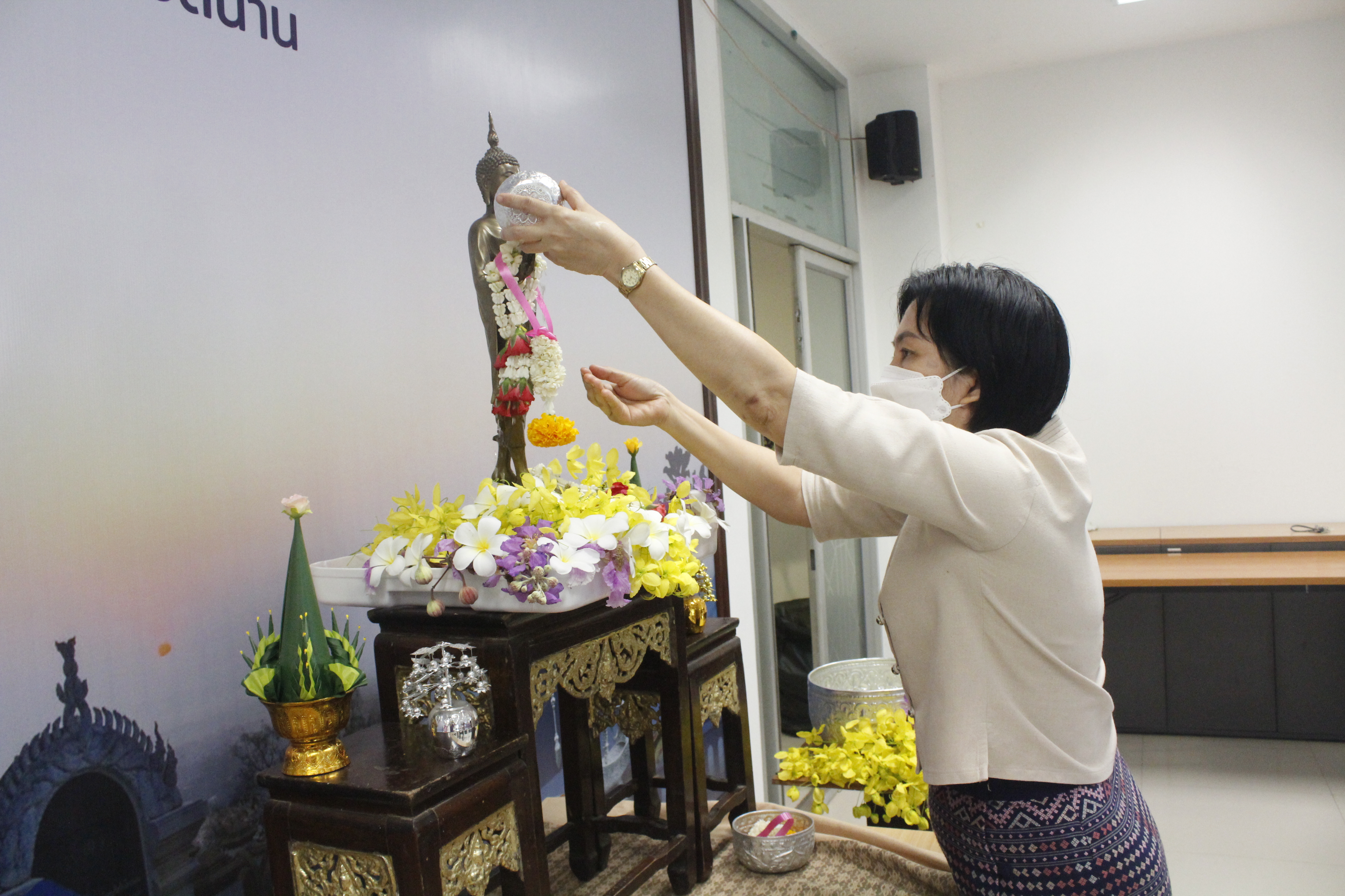 @ที่นี่เมืองน่าน@ พช.น่าน สรงน้ำพระพุทธพัฒนปชานาถ และสูมาการวะรดน้ำดำหัวพัฒนาการจังหวัดน่าน เนื่องในวันปี๋ใหม่เมือง