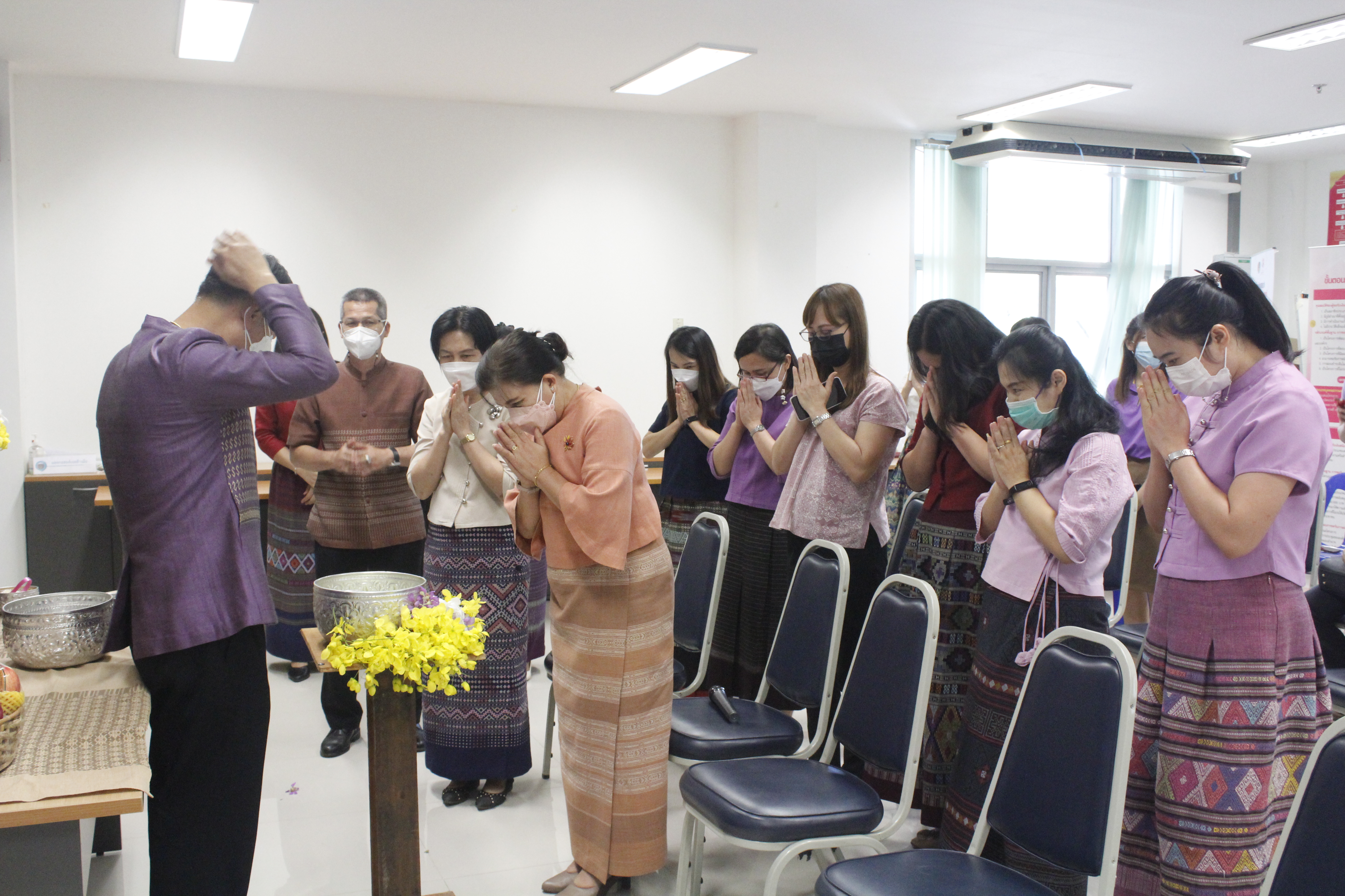 @ที่นี่เมืองน่าน@ พช.น่าน สรงน้ำพระพุทธพัฒนปชานาถ และสูมาการวะรดน้ำดำหัวพัฒนาการจังหวัดน่าน เนื่องในวันปี๋ใหม่เมือง