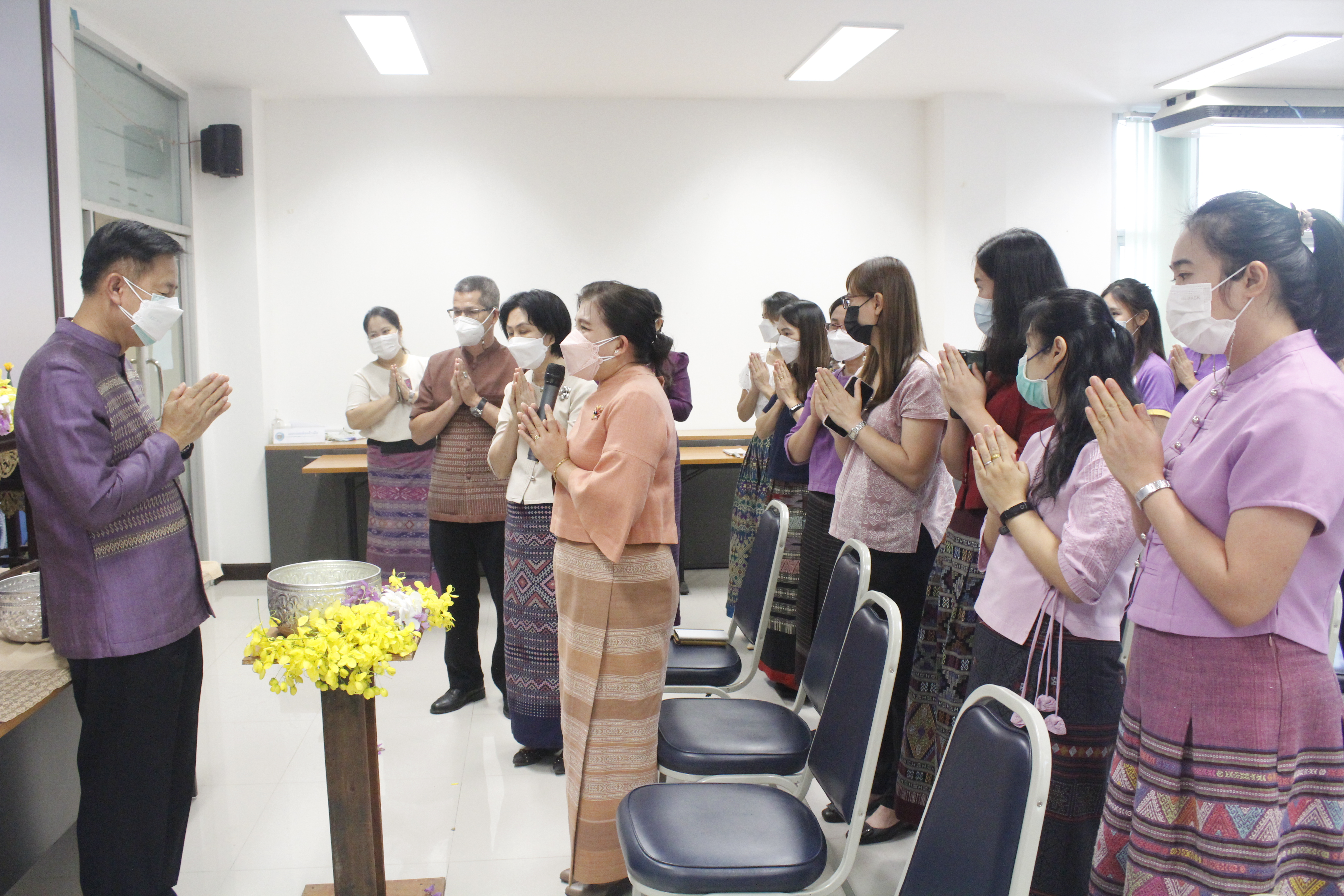 @ที่นี่เมืองน่าน@ พช.น่าน สรงน้ำพระพุทธพัฒนปชานาถ และสูมาการวะรดน้ำดำหัวพัฒนาการจังหวัดน่าน เนื่องในวันปี๋ใหม่เมือง